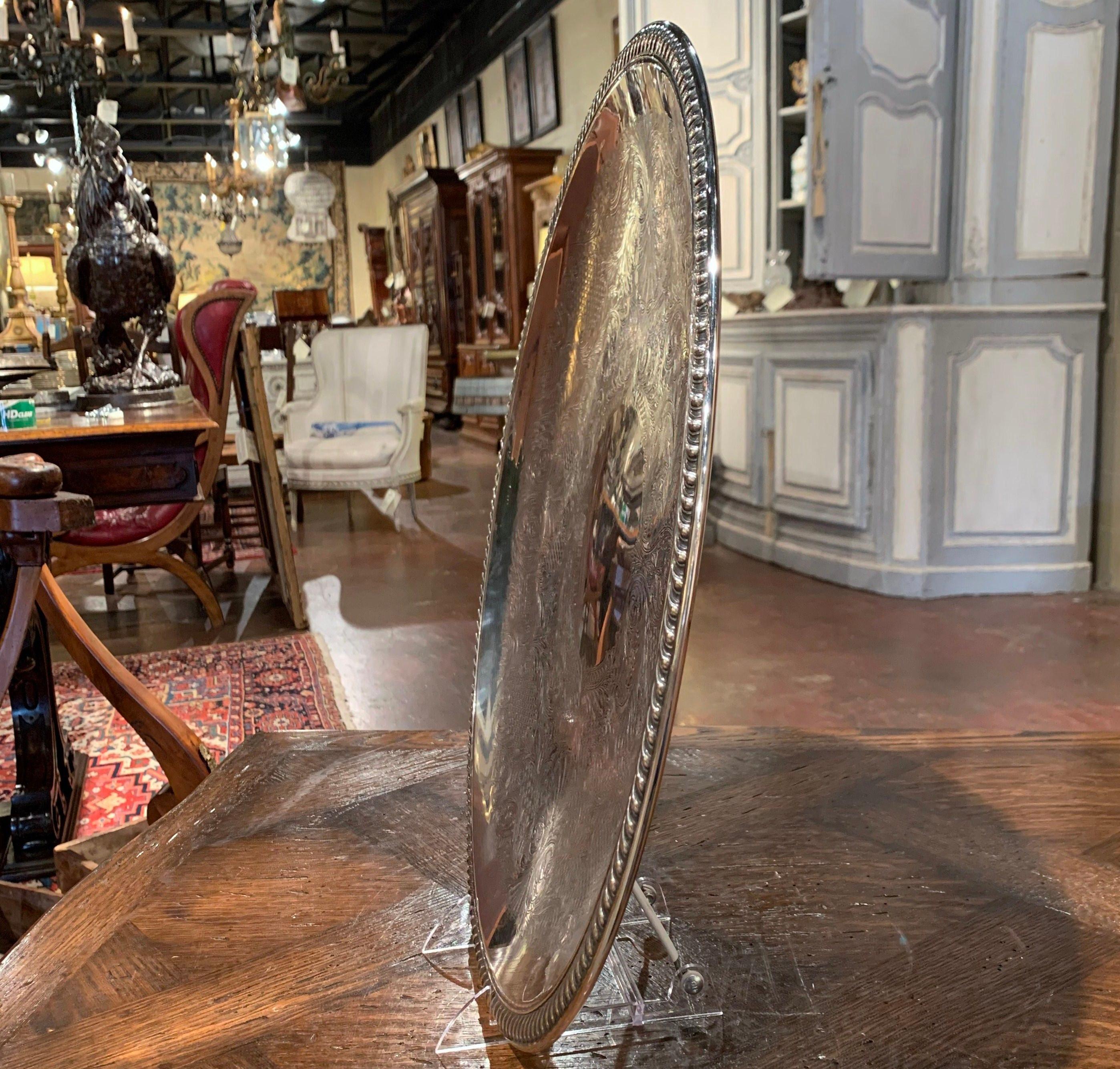 Bandeja de principios del siglo XX chapada en plata sobre latón con decoración grabada en venta 1
