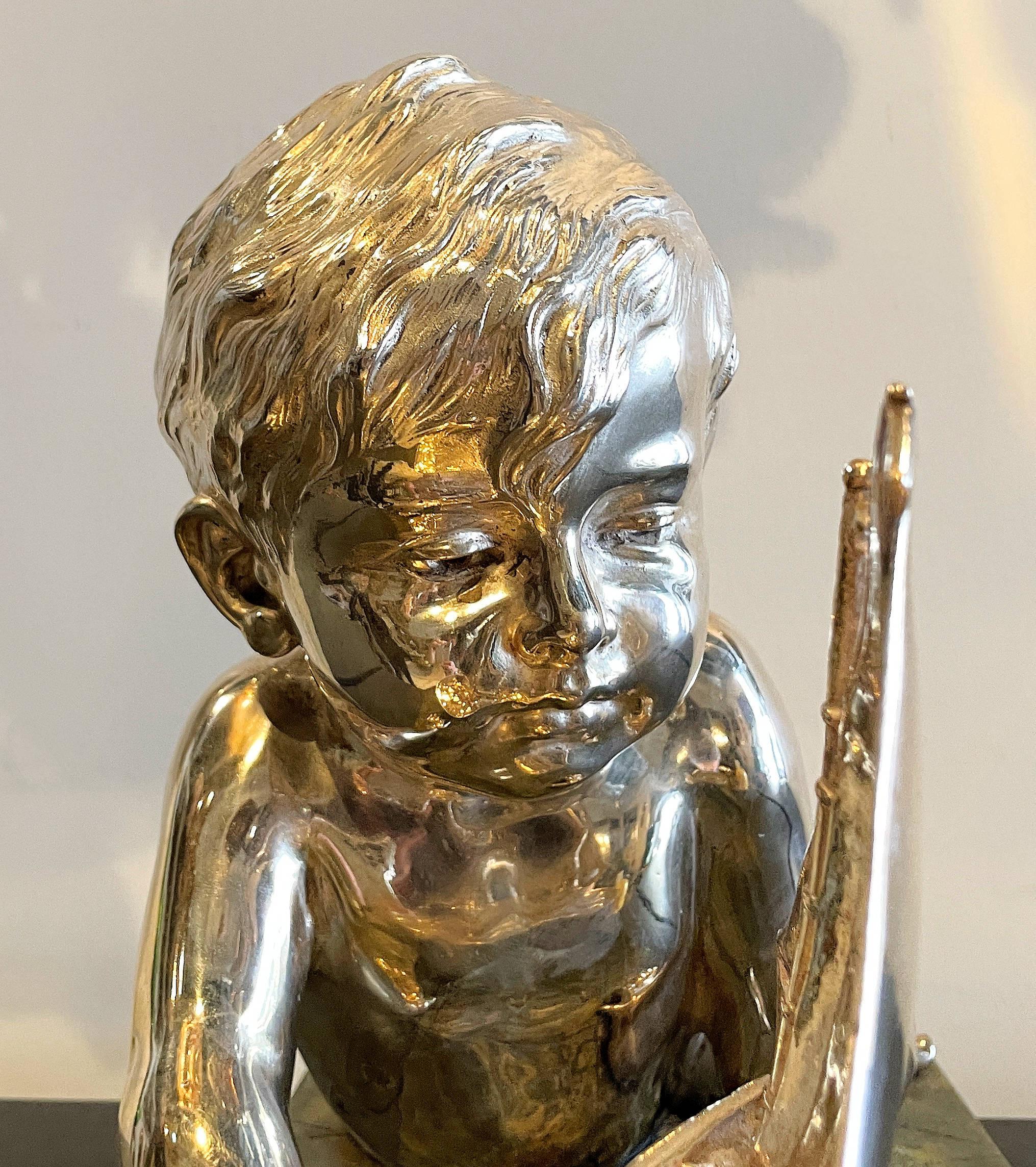 Bronze Enfant jouant avec un Bateau en bronze argenté du début du 20e siècle en vente