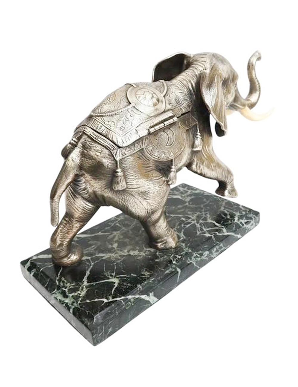 Tintero de bronce plateado de principios del siglo XX con forma de elefante enjaezado en venta 2