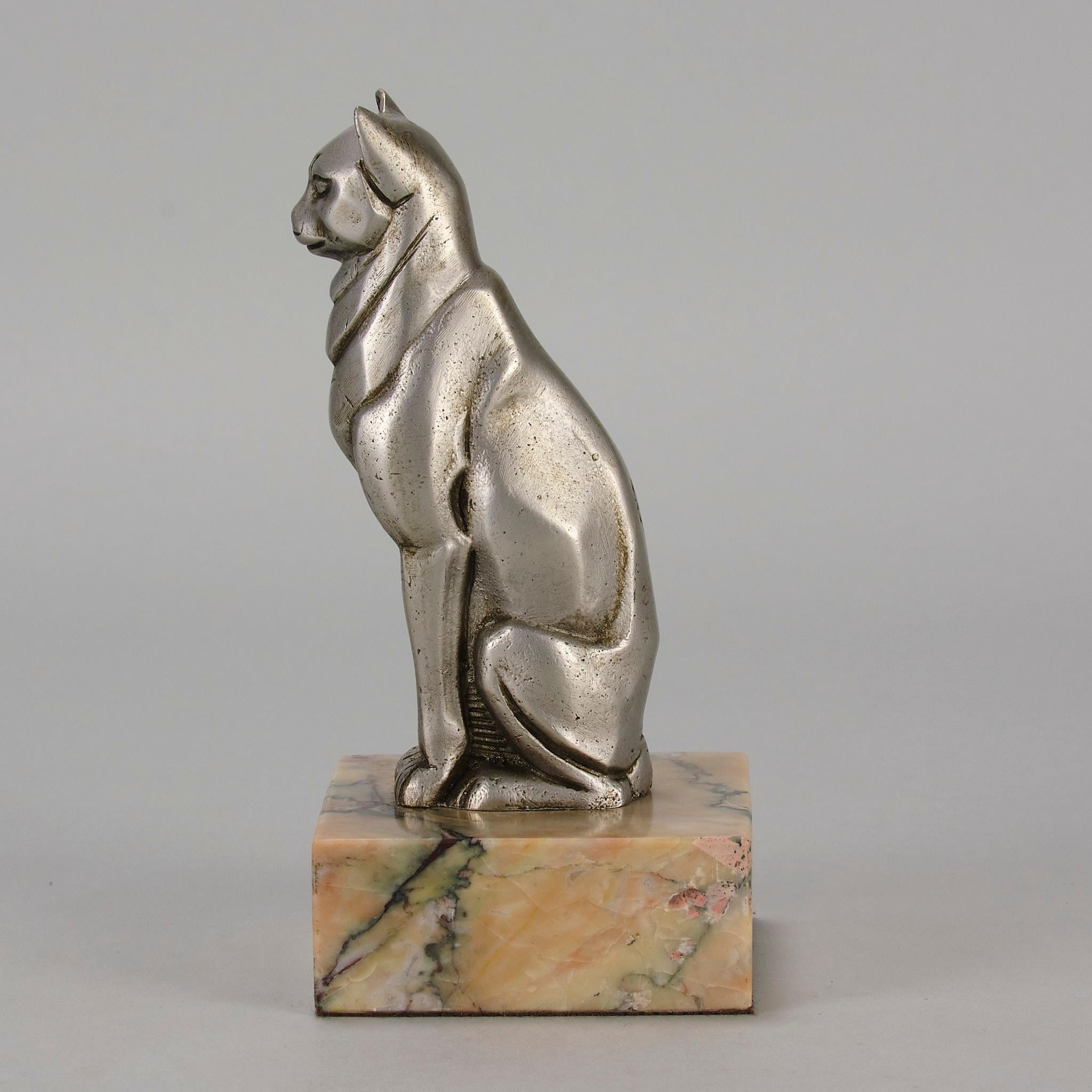 Un'attraente mascotte per auto in bronzo argentato Art Deco modellata come un gatto stilizzato in posizione seduta con colori e dettagli eccellenti,  sollevato su una base di marmo sagomata e firmato Rigot

INFORMAZIONI AGGIUNTIVE

Altezza:         