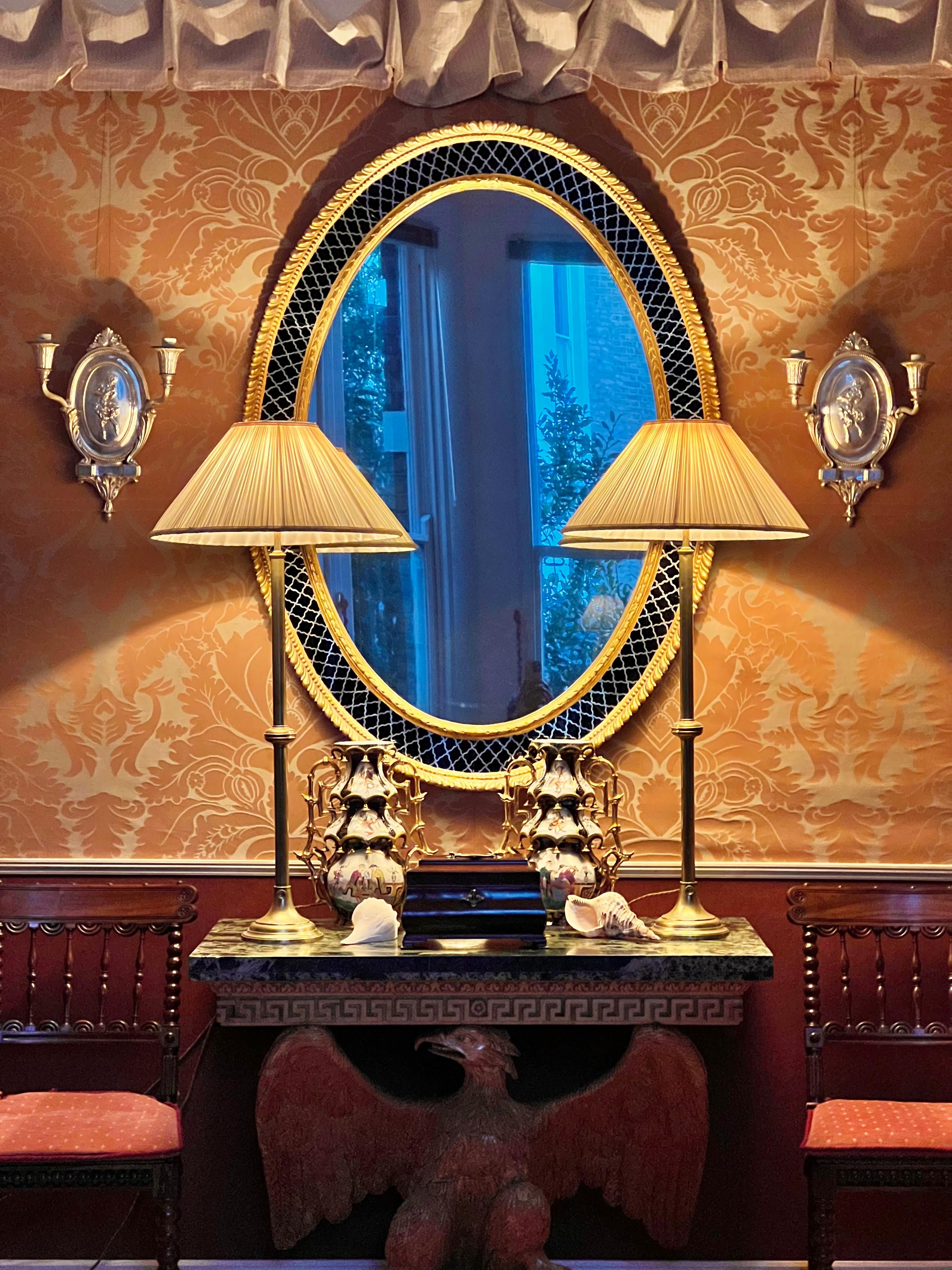 Una coppia di rare ed eleganti applique in bronzo argentato raffiguranti un Pan che suona un flauto. Inghilterra, circa 1920.

Perché ci piacciono

Squisiti dettagli neoclassici e charme giocoso.

Dimensioni 

Altezza: 15 in / 38 cm
Larghezza: 12 in