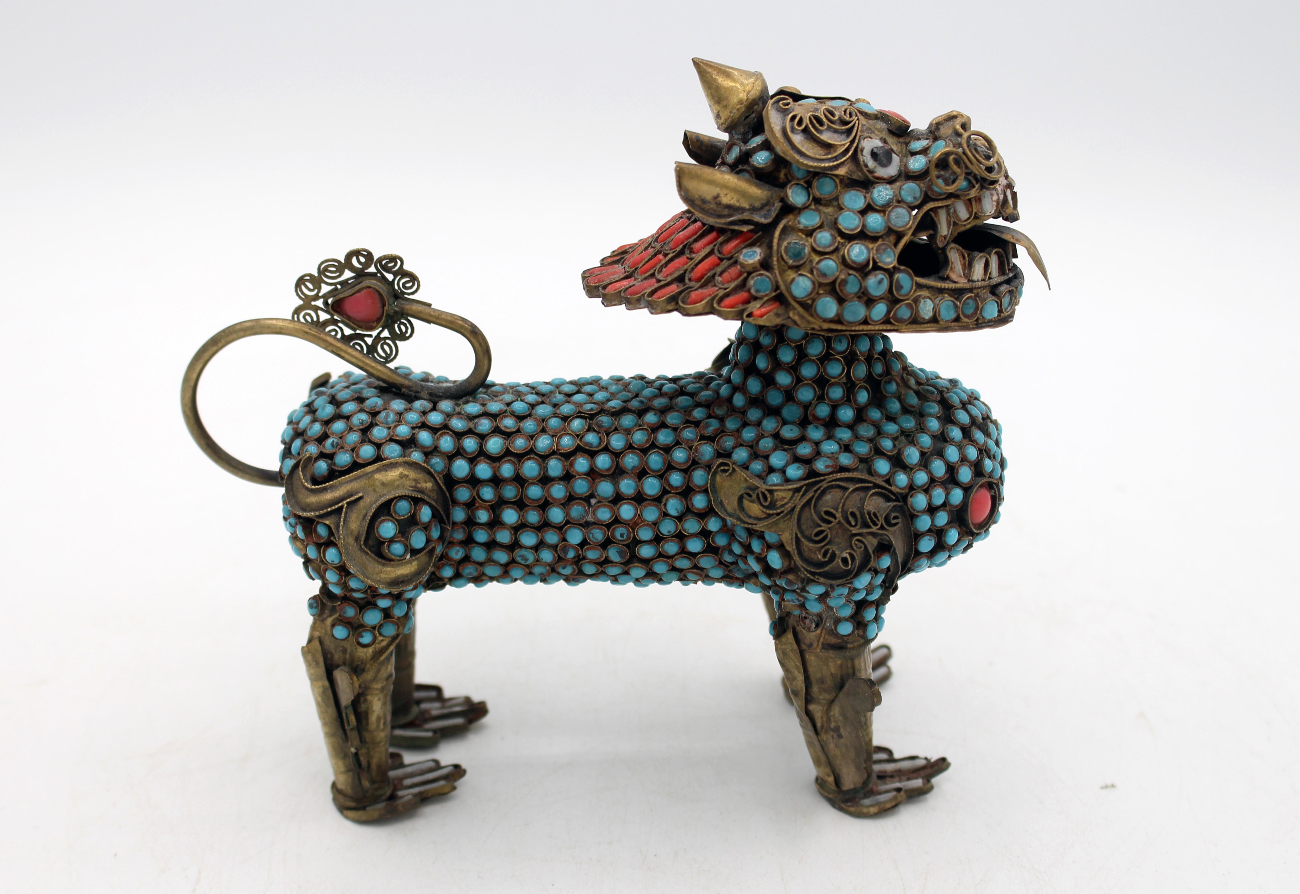 Coppia di decantatori Jewell a forma di drago o bottiglie di profumo dell'inizio del XX secolo. Con centinaia di inserti di turchese e corallo cabochon. Metallo dorato - argento o ottone di bassa qualità. Sino-Tibetano. Alcune perdite e ammaccature