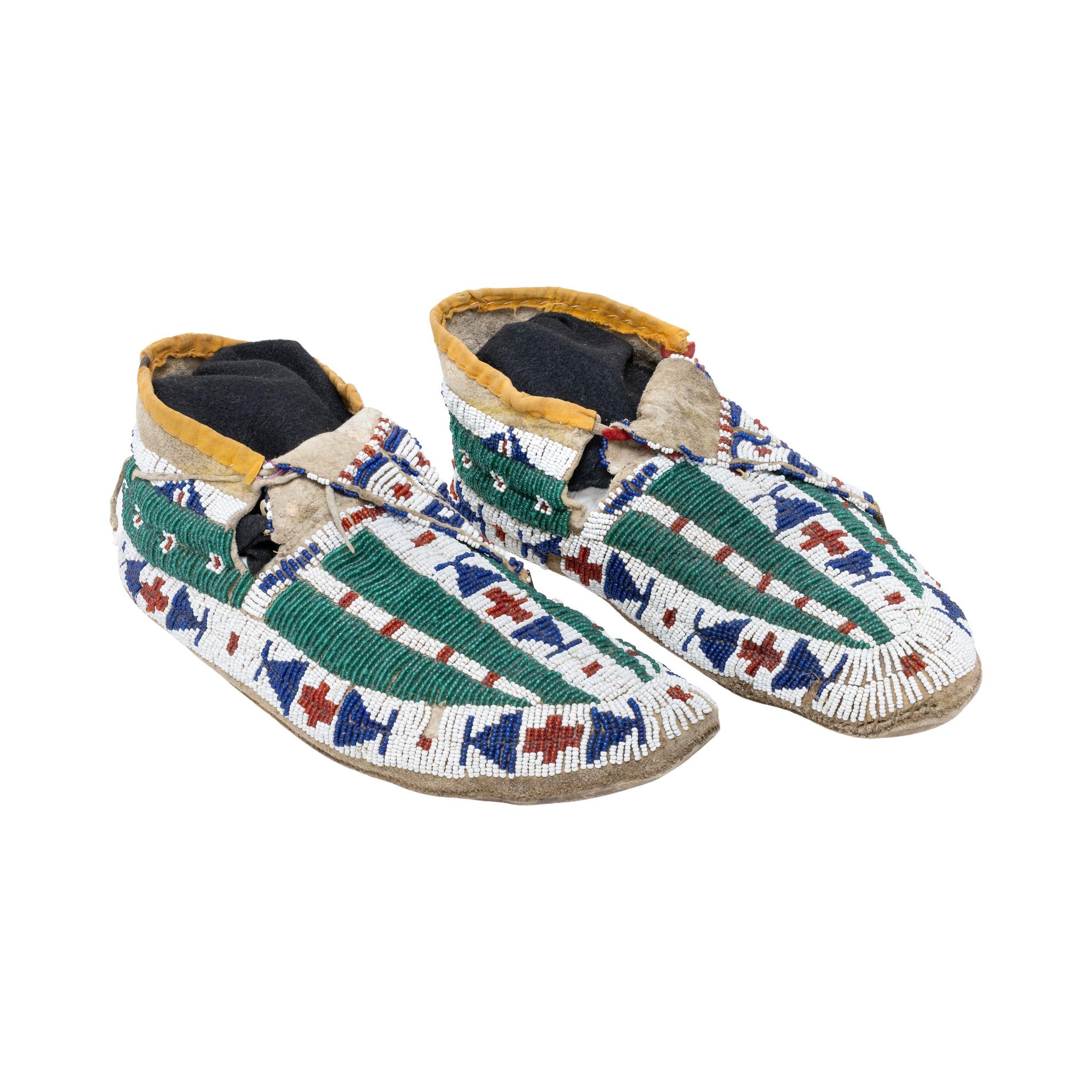 Early 20th Century Sioux Beaded Moccasins In Good Condition For Sale In Coeur d'Alene, ID