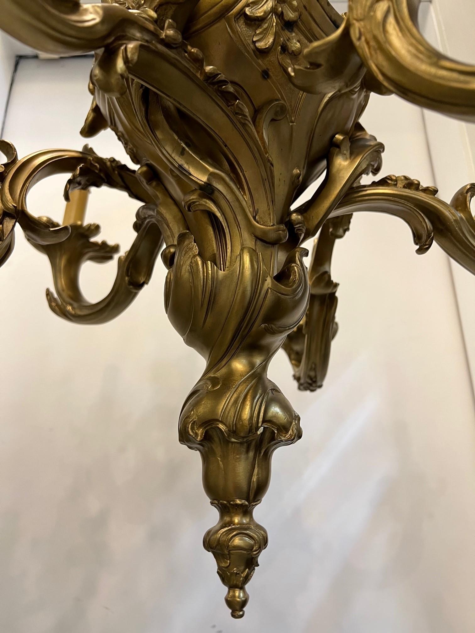 Lustre de style Louis XV en bronze rococo français à six bras de lumière, fin du 19e siècle Bon état - En vente à Stamford, CT