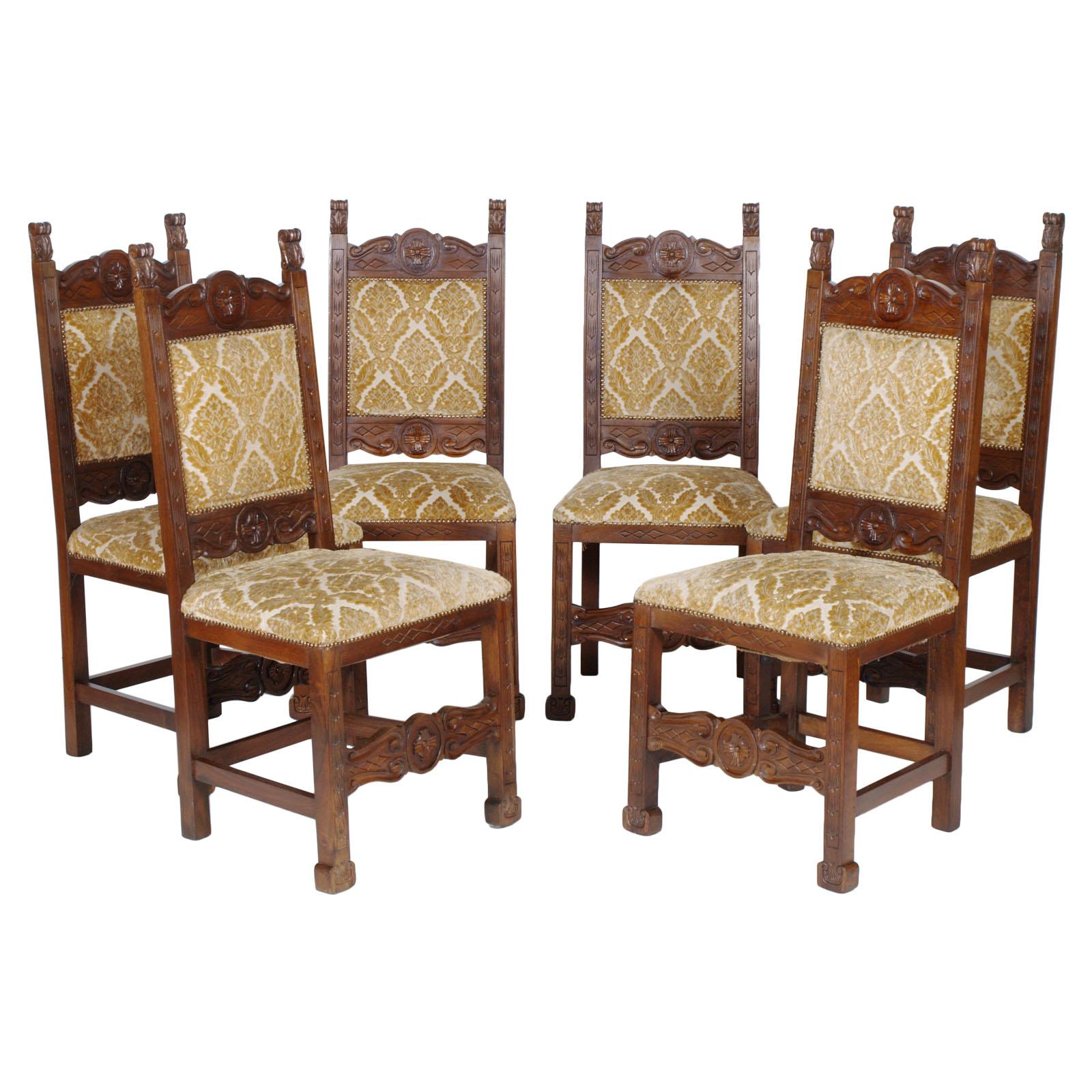 Six chaises Renaissance du début du XXe siècle, en noyer massif richement sculpté à la main