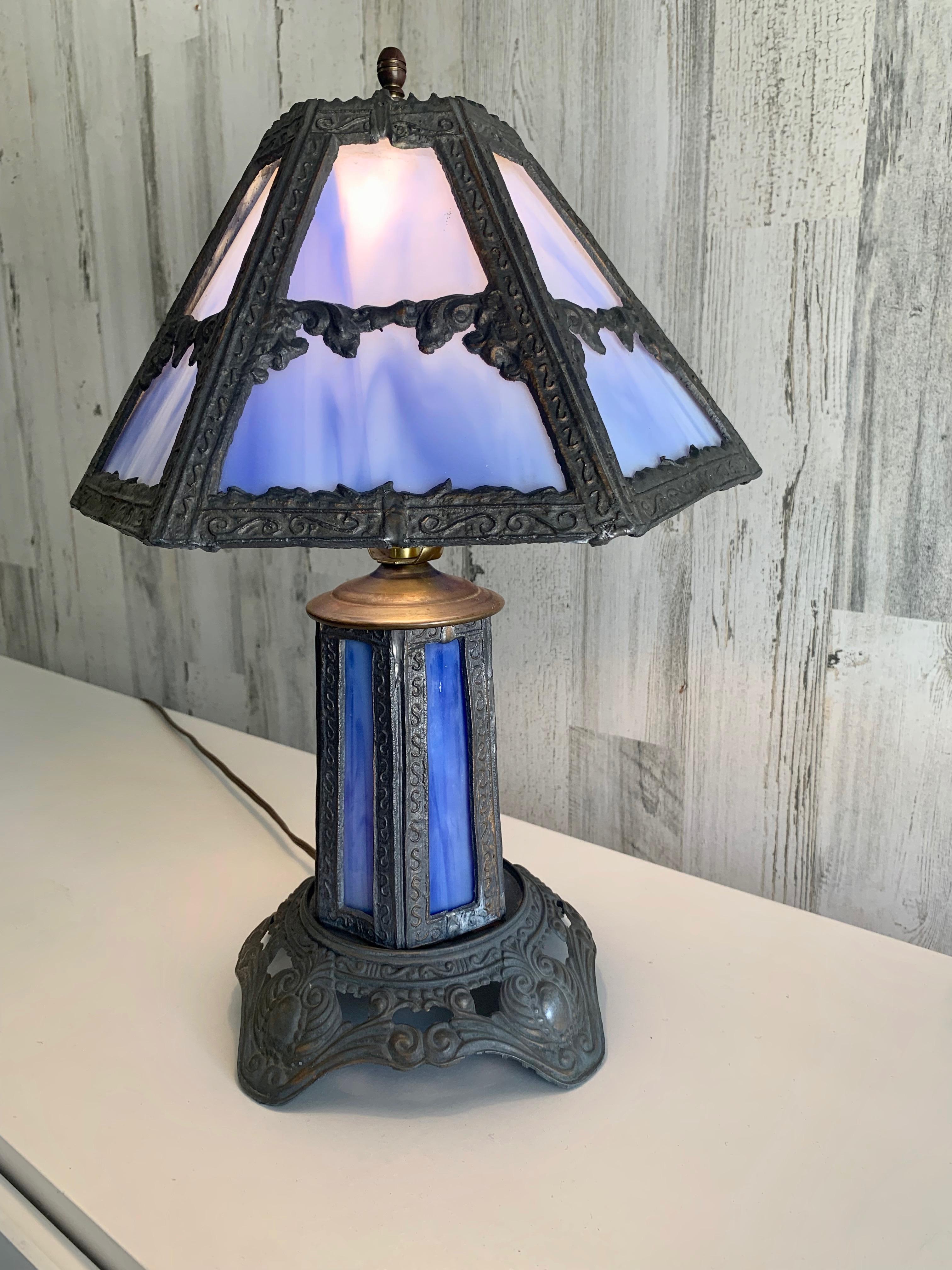 Aufwändige Metallarbeiten mit Blattwerk und blauen Schlackenglasscheiben. Es gibt drei Einstellungen für die Lampe: Sie können nur das Stammlicht oder nur das Leselicht einschalten, oder Sie können beide gleichzeitig einschalten.
