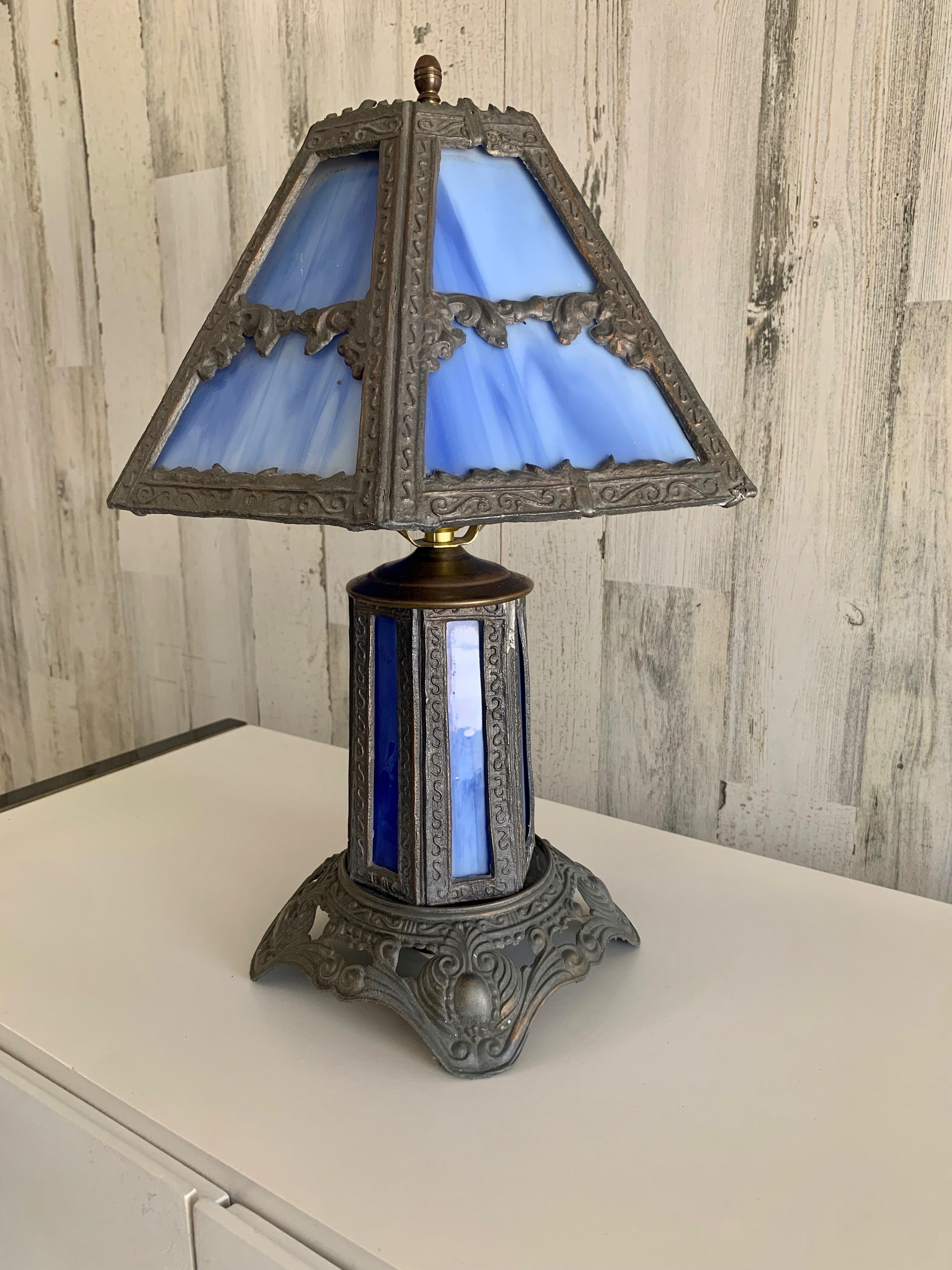 Tischlampe aus Schlackenglas aus dem frühen 20. Jahrhundert (Art nouveau) im Angebot