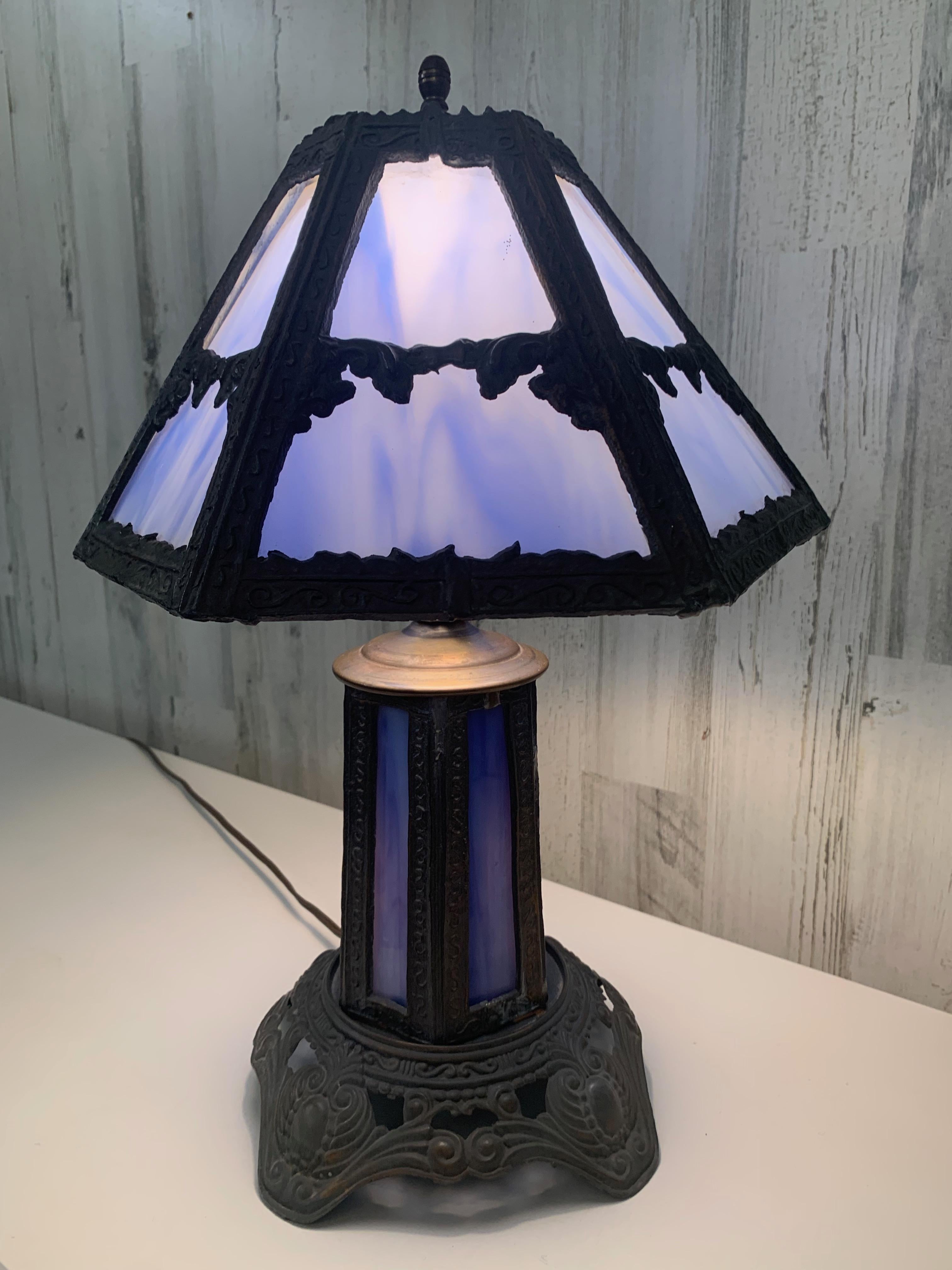 Tischlampe aus Schlackenglas aus dem frühen 20. Jahrhundert (Nordamerikanisch) im Angebot