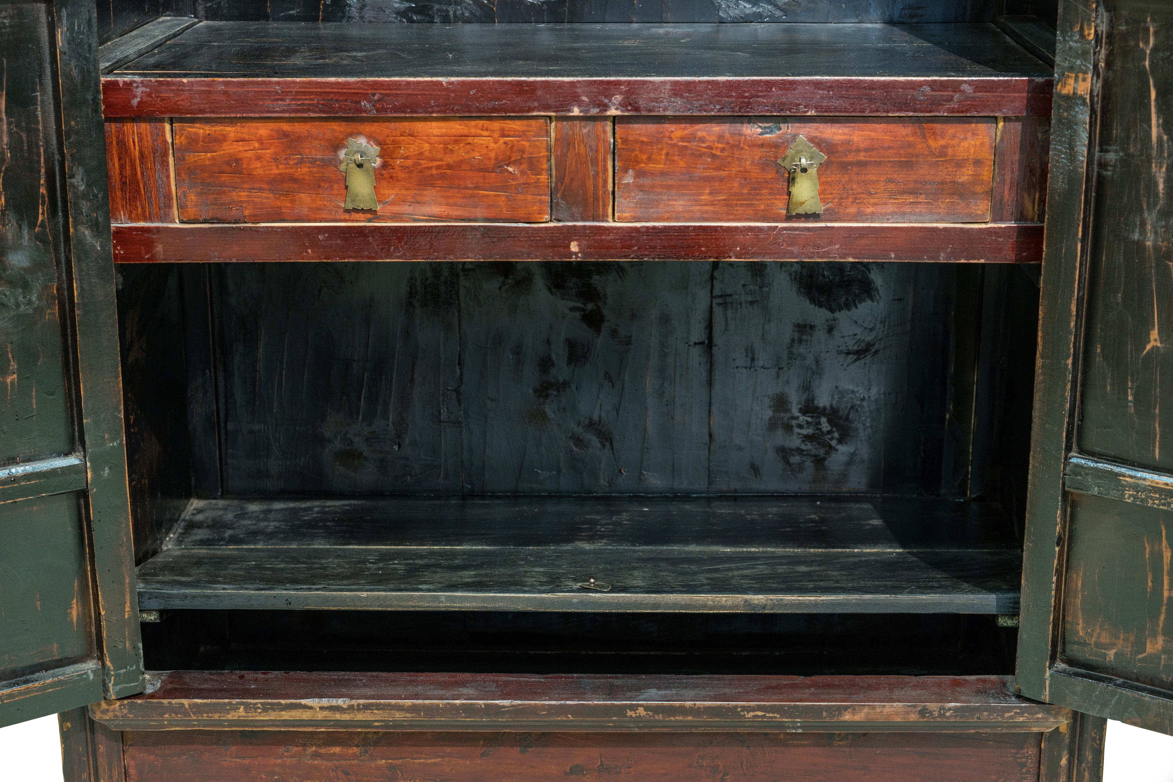 Sloping-Stile-Schrank mit Holzflügeln aus dem frühen 20. Jahrhundert (Holzarbeit) im Angebot