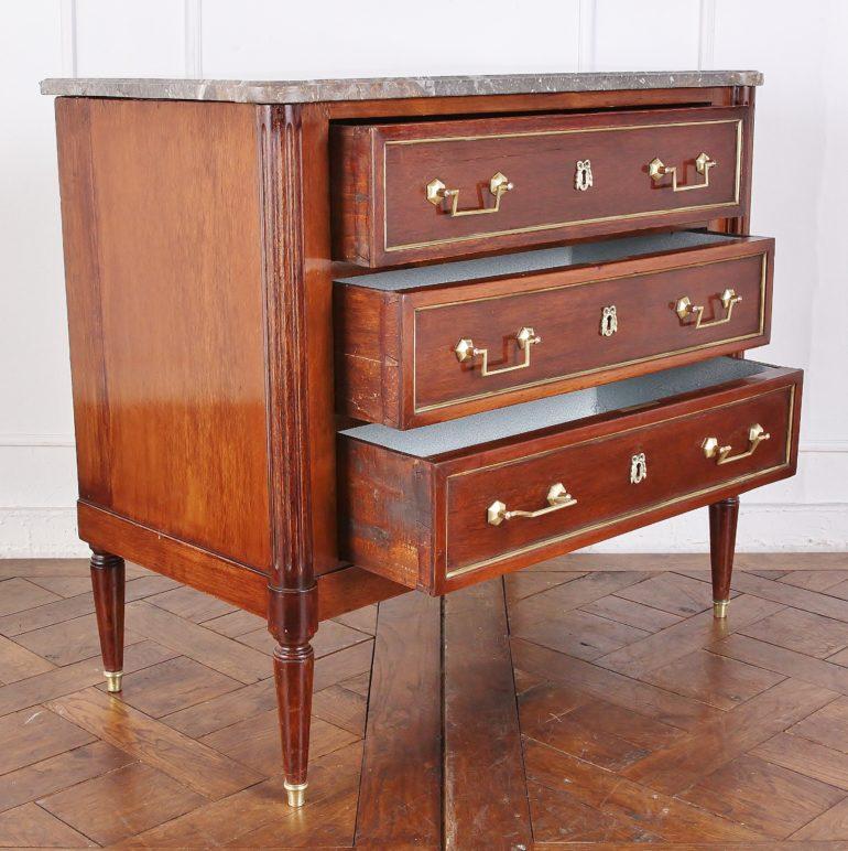 Early 20th Century Small Directoire Commode In Good Condition In Vancouver, British Columbia