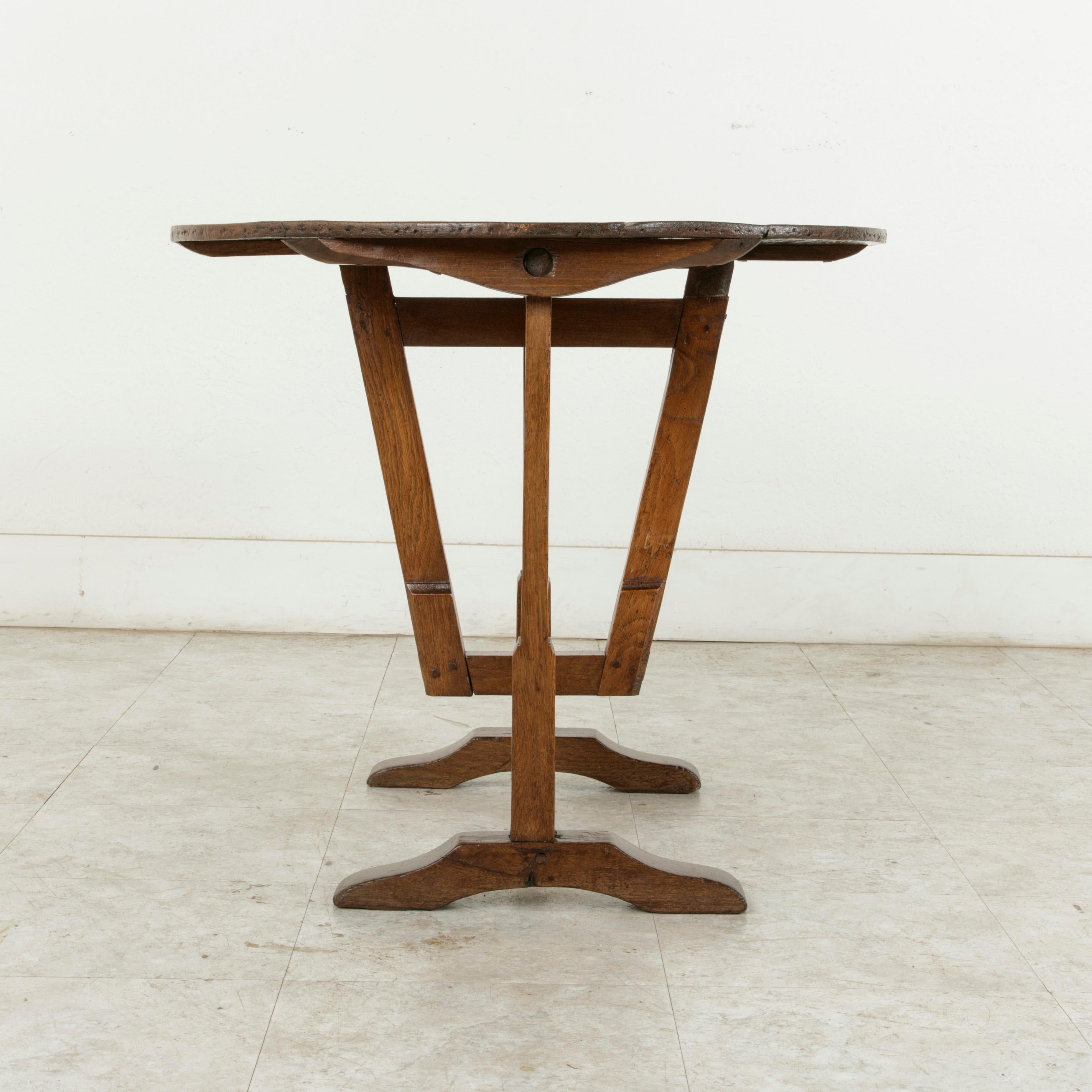 Early 20th Century Small French Oak Tilt Top Vineyard Table, Wine Tasting Table In Good Condition In Fayetteville, AR