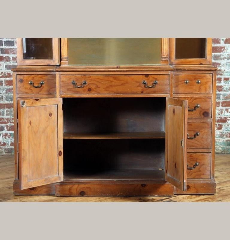 Early 20th Century Small Georgian Style Pine Breakfront Bookcase In Good Condition In Middleburg, VA