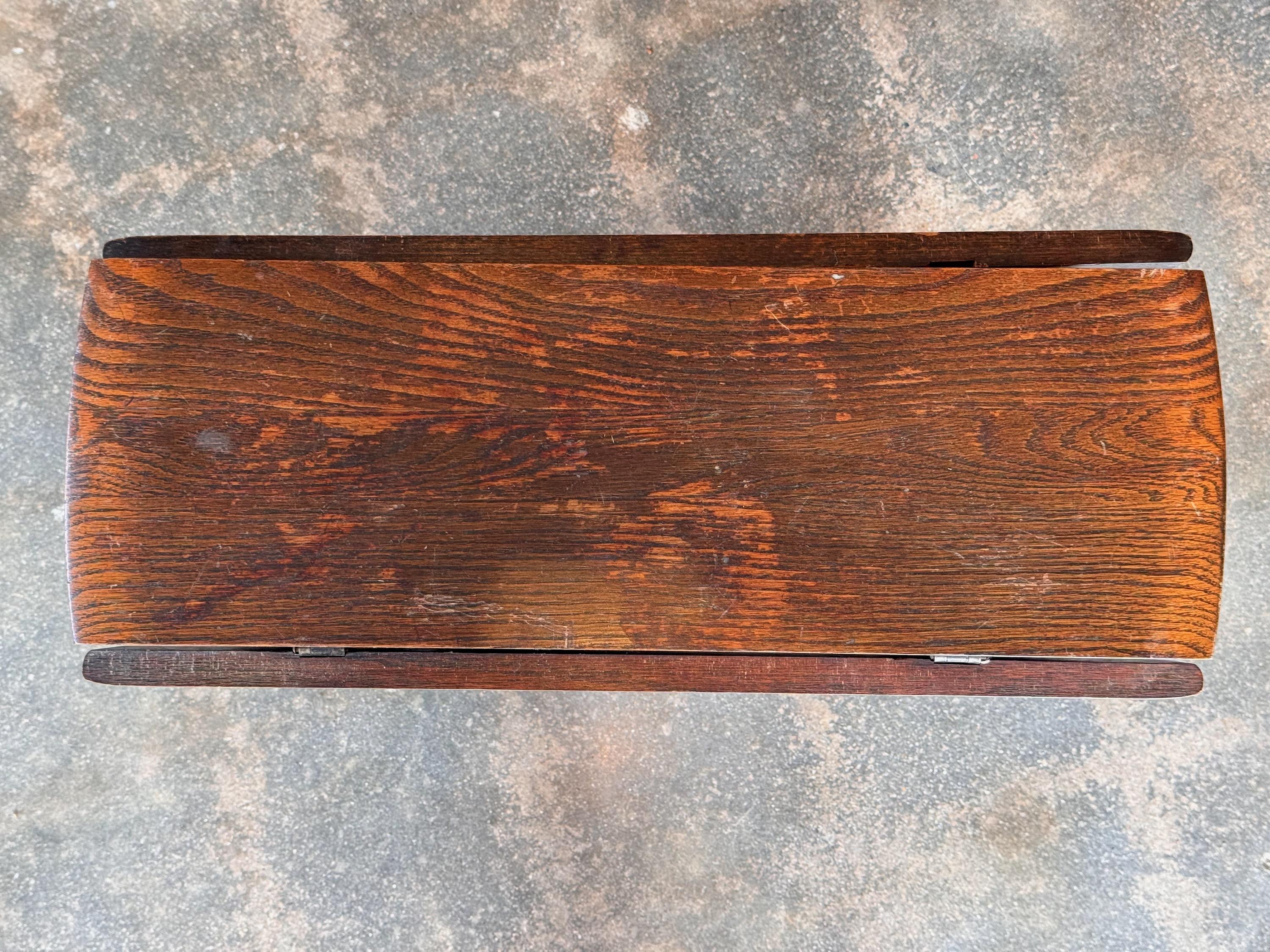Anfang des 20. Jahrhunderts Kleiner Tisch aus Eichenholz mit Torbein (Britisch)