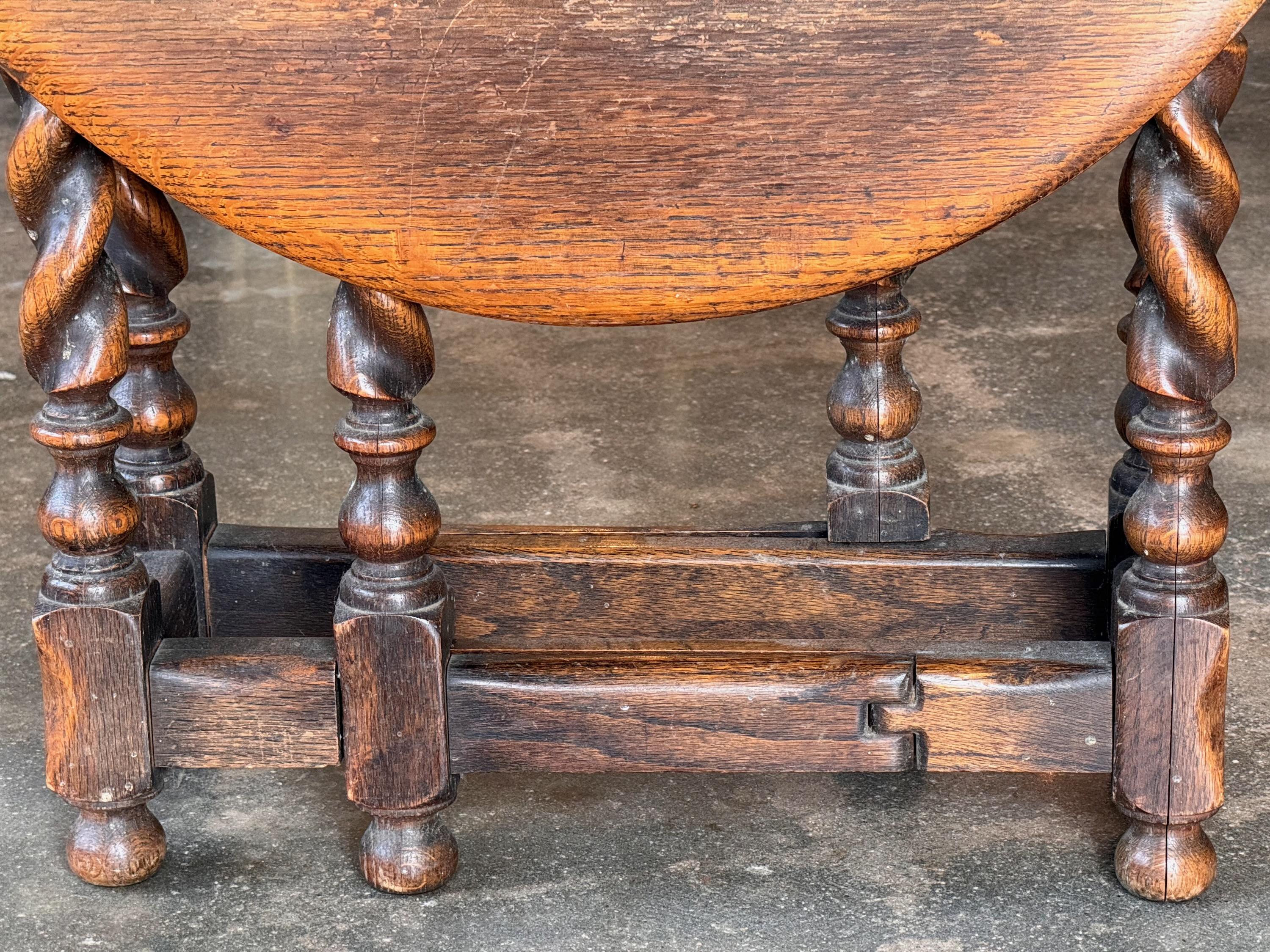 Anfang des 20. Jahrhunderts Kleiner Tisch aus Eichenholz mit Torbein im Zustand „Gut“ in Charlottesville, VA