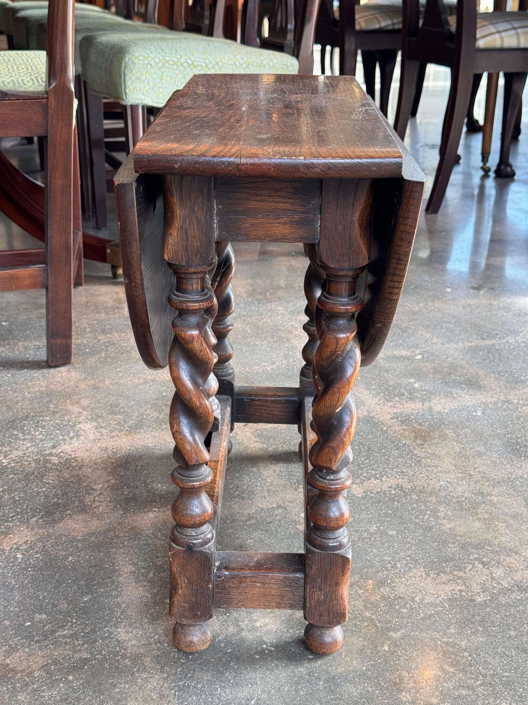 Anfang des 20. Jahrhunderts Kleiner Tisch aus Eichenholz mit Torbein 1