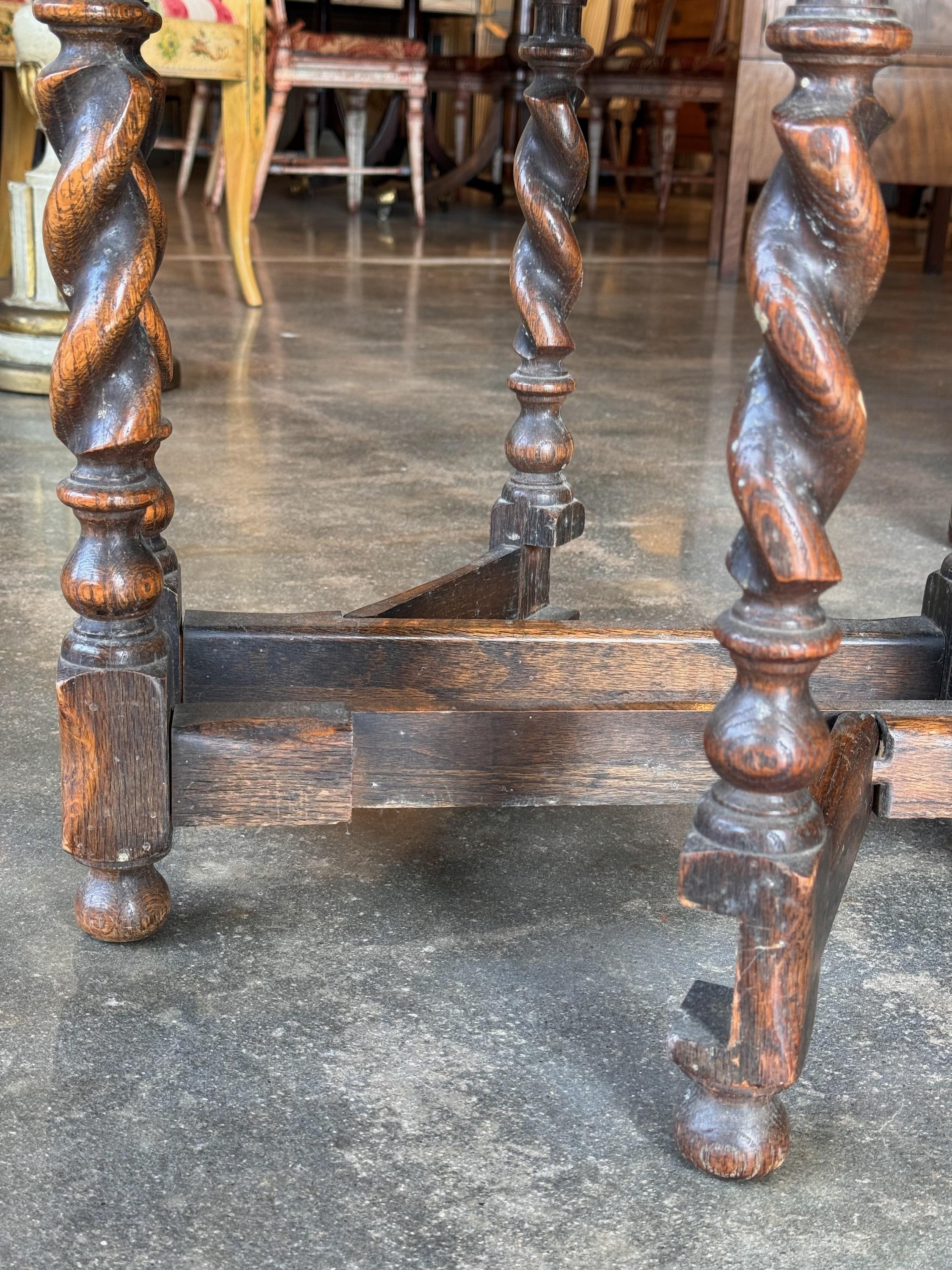 Anfang des 20. Jahrhunderts Kleiner Tisch aus Eichenholz mit Torbein 4