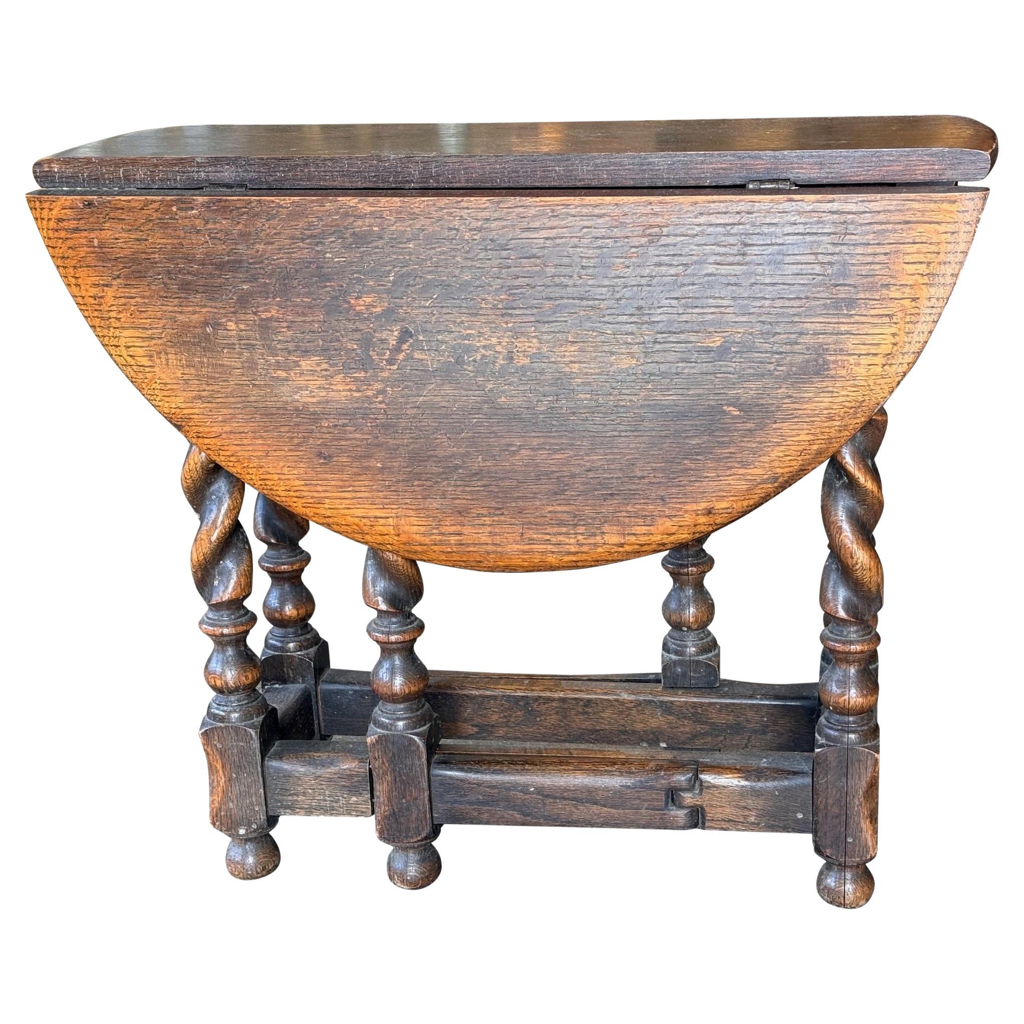 Anfang des 20. Jahrhunderts Kleiner Tisch aus Eichenholz mit Torbein