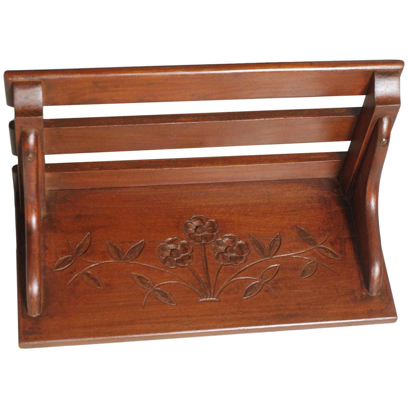 Piccola mensola tirolese dei primi del Novecento, in stile art nouveau, in noce intagliato a mano, restaurata e lucidata a cera.