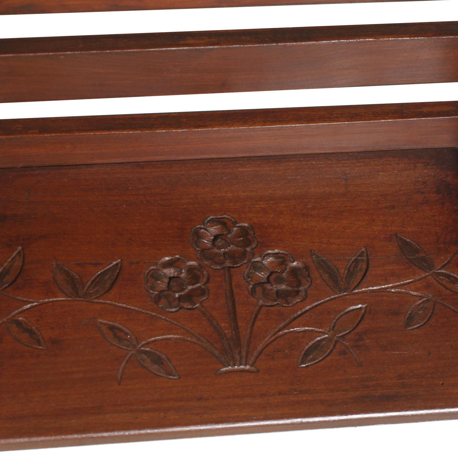 Early 20th Century Small Tyrolean Wall Shelf, Art Nouveau, in Hand Carved Walnut In Good Condition For Sale In Vigonza, Padua