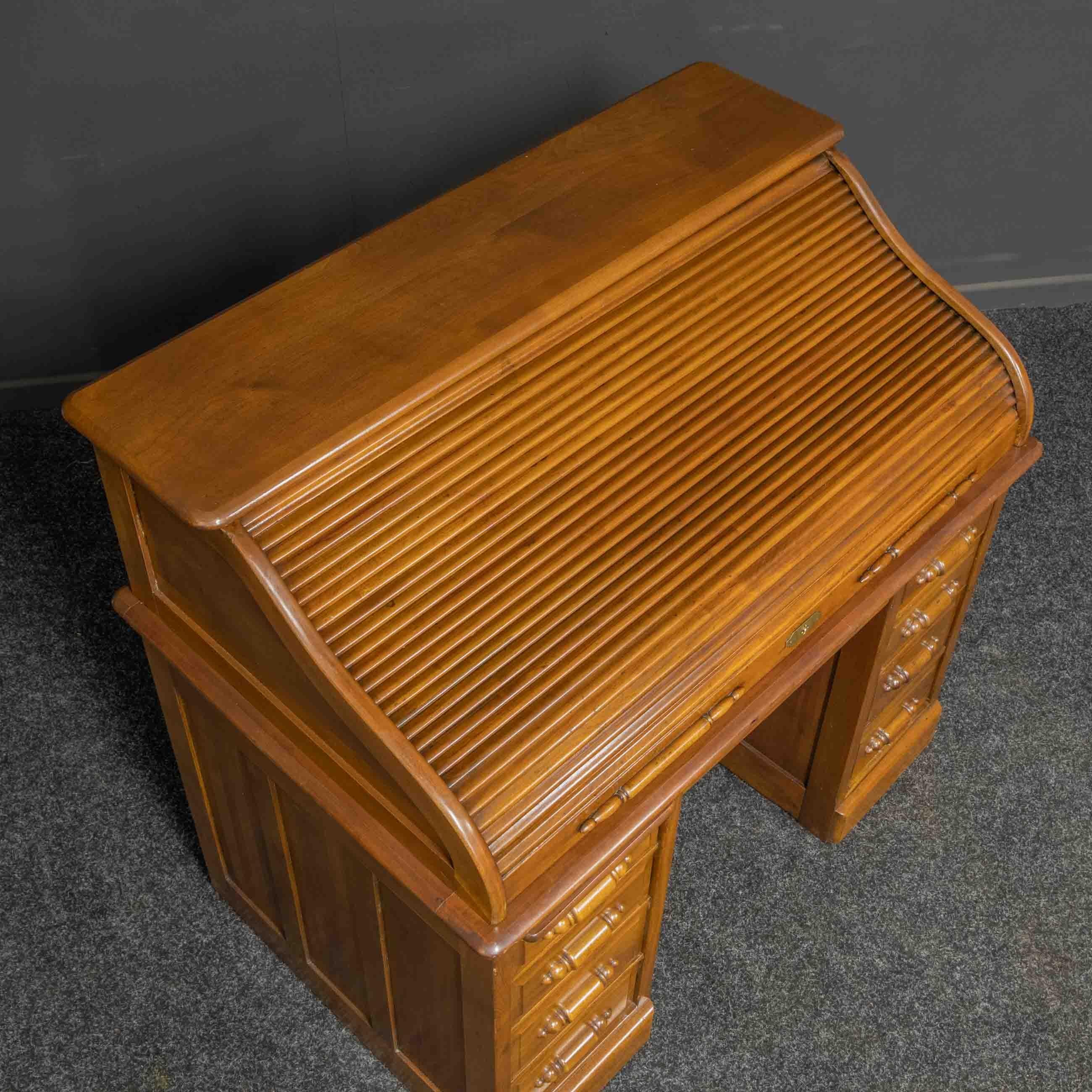 Early 20th Century Small Walnut Roll Top Desk For Sale 1