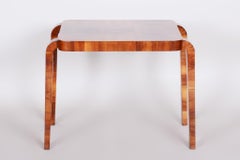 Petite table en noyer du début du XXe siècle par Jindrich Halabala, Up Zavody, années 1930
