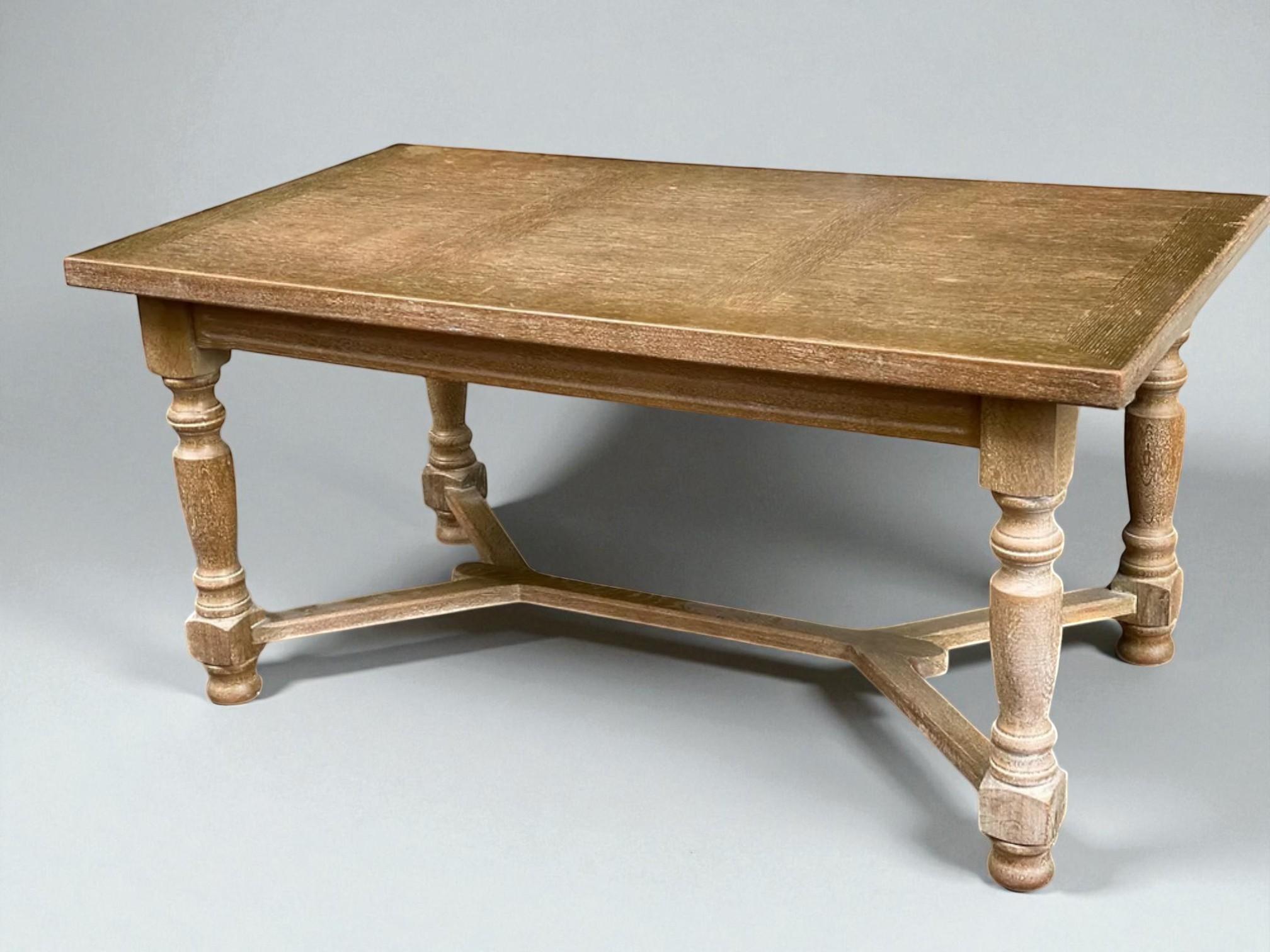 Francese Metà del XX secolo  Oak massiccio  Francia in vendita