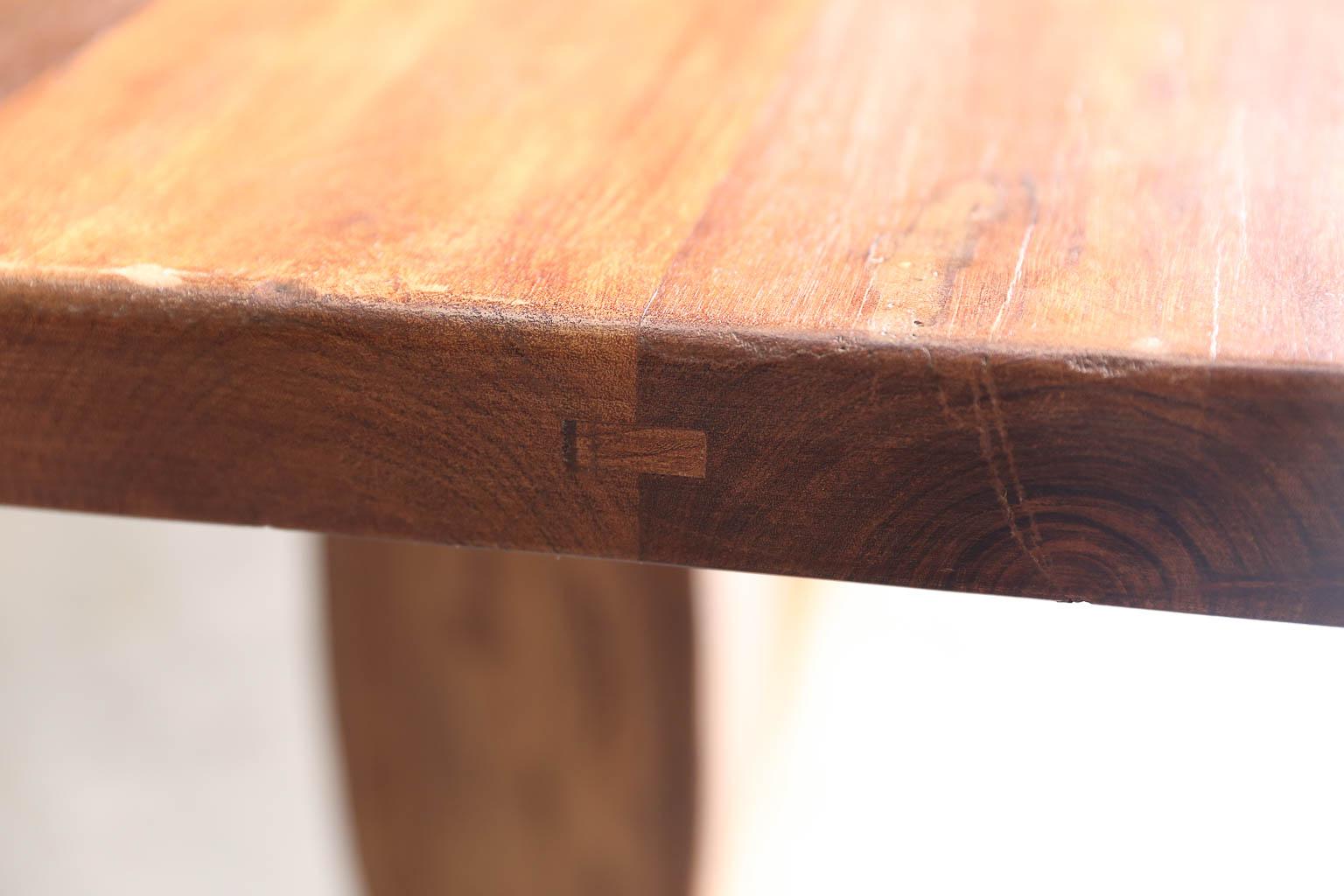 Early 20th Century Solid Teak Wood British Colonial Classic Dining Table In Excellent Condition For Sale In Houston, TX