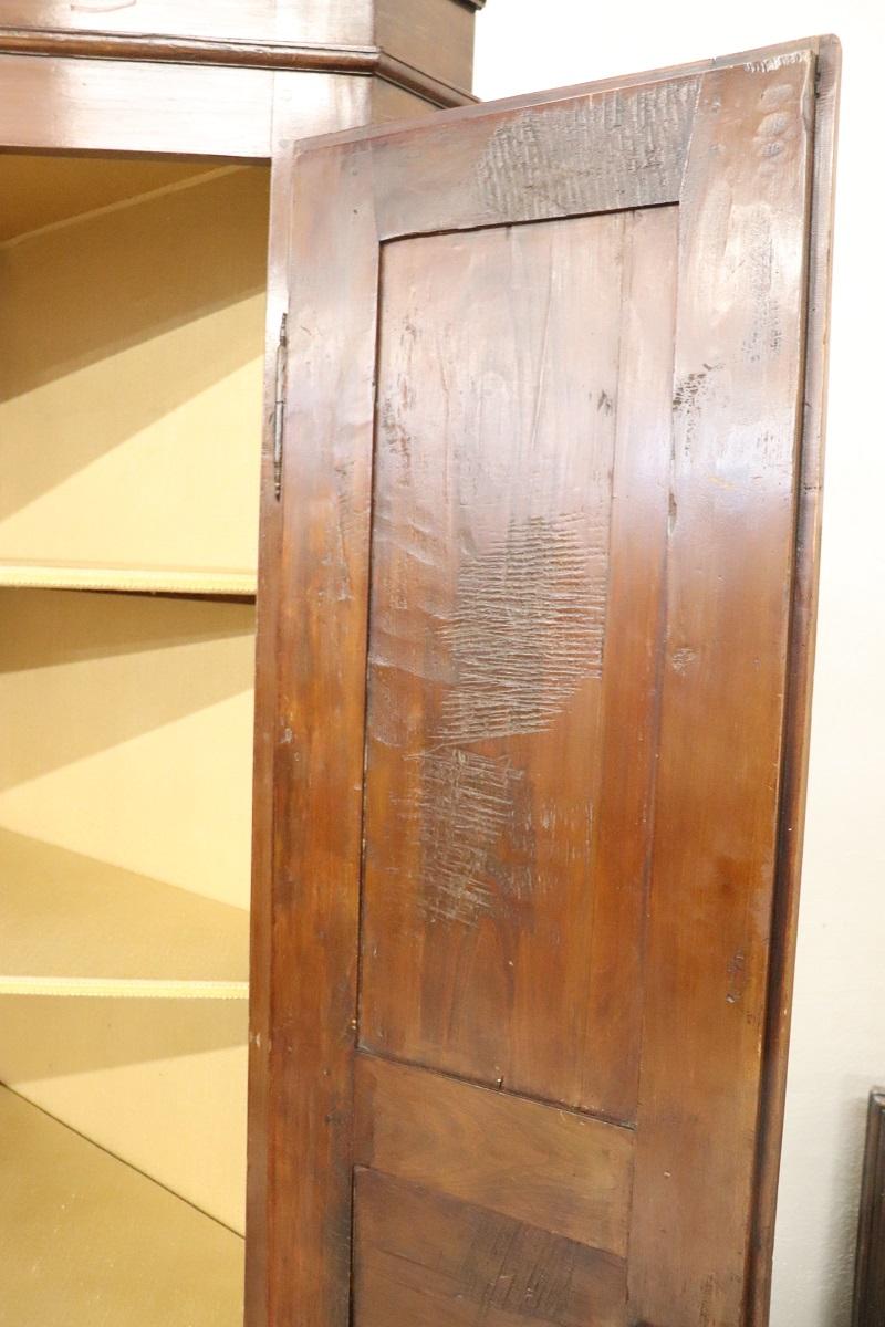 Early 20th Century  Solid Walnut Corner Cupboard or Corner Cabinet In Good Condition For Sale In Casale Monferrato, IT