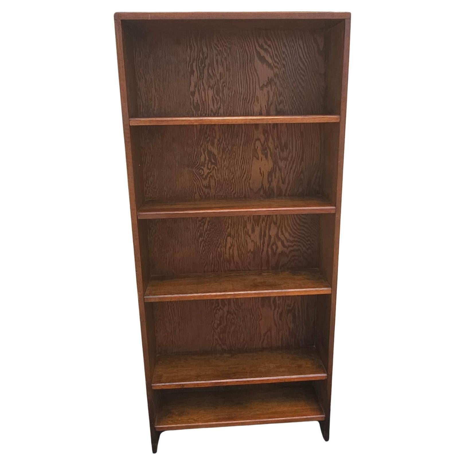 Frühes 20. Jahrhundert Schmales Bücherregal aus massivem Nussbaum im Angebot