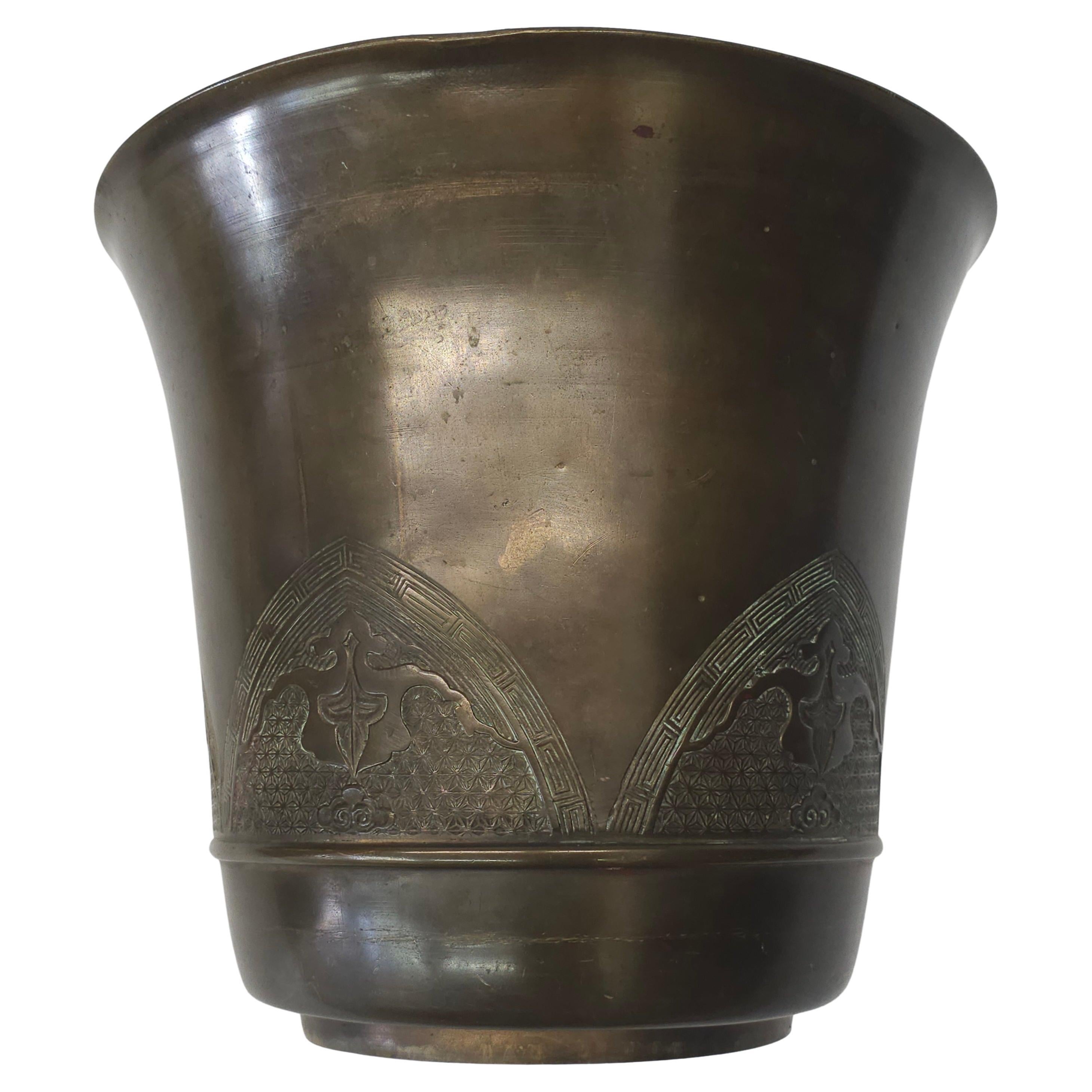 Fioriera in bronzo inciso e patinato dell'inizio del XX secolo.
Misura 14