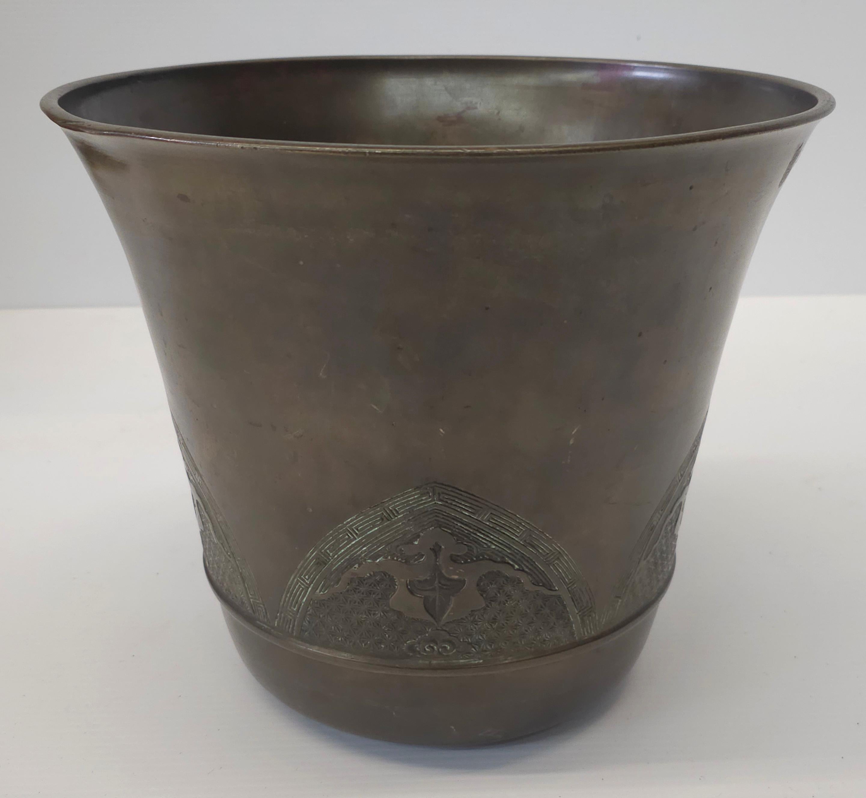 Realizzato con acquaforte Fioriera in bronzo inciso del Sud Est Asiatico dei primi del Novecento in vendita