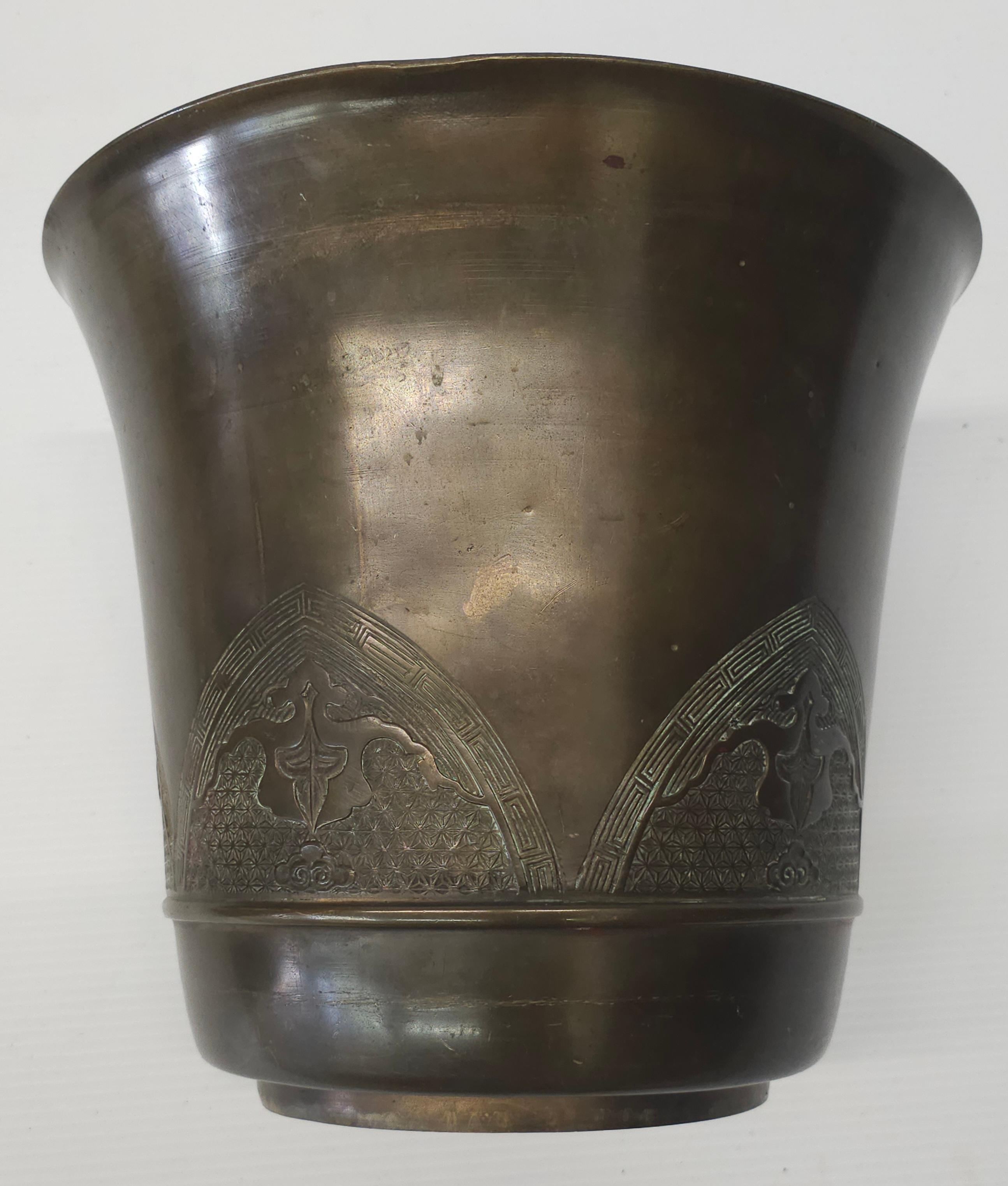 XX secolo Fioriera in bronzo inciso del Sud Est Asiatico dei primi del Novecento in vendita