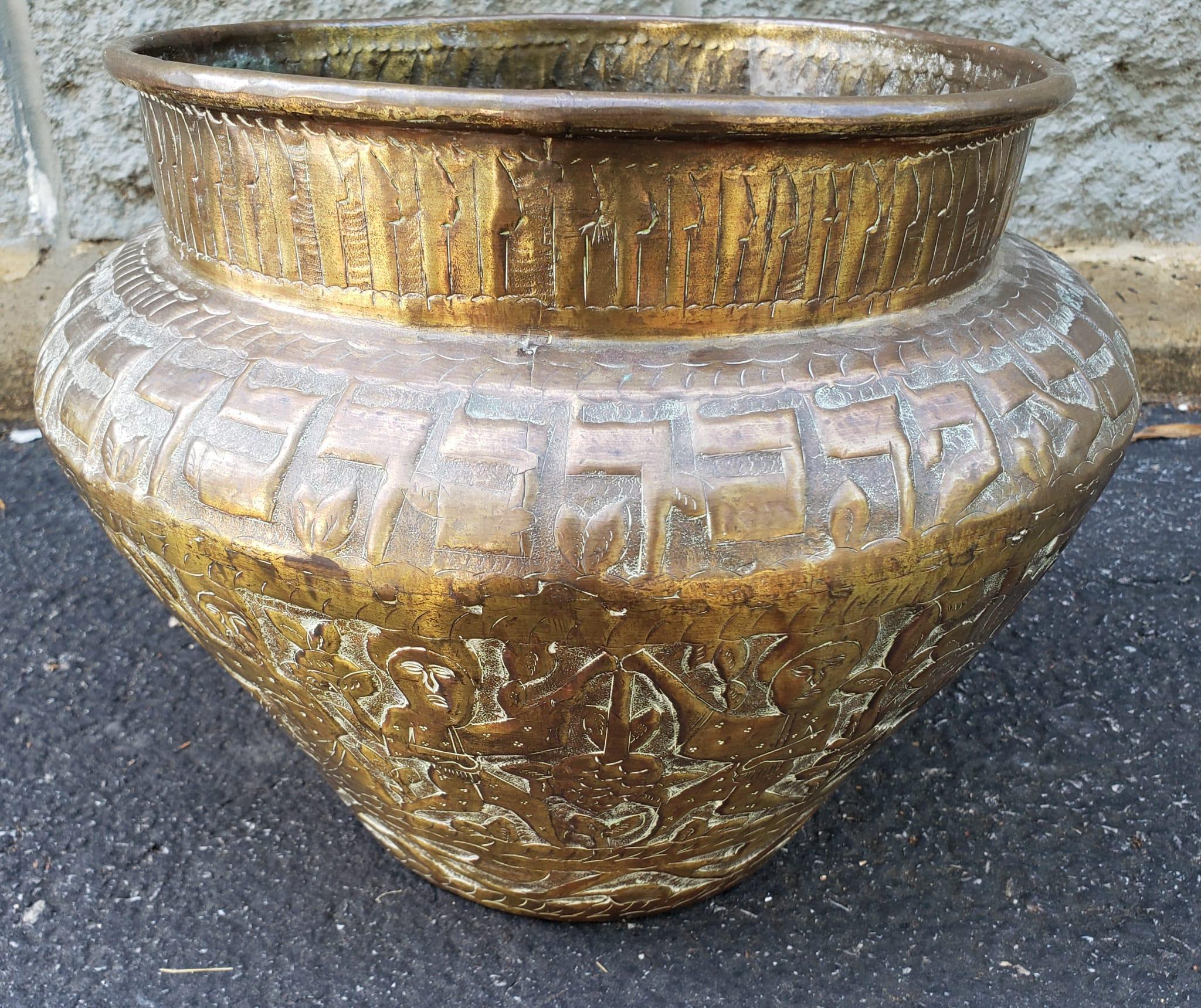 20ième siècle Début du 20e siècle  Jardinière d'Asie du Sud-Est en laiton martelé et gaufré en vente
