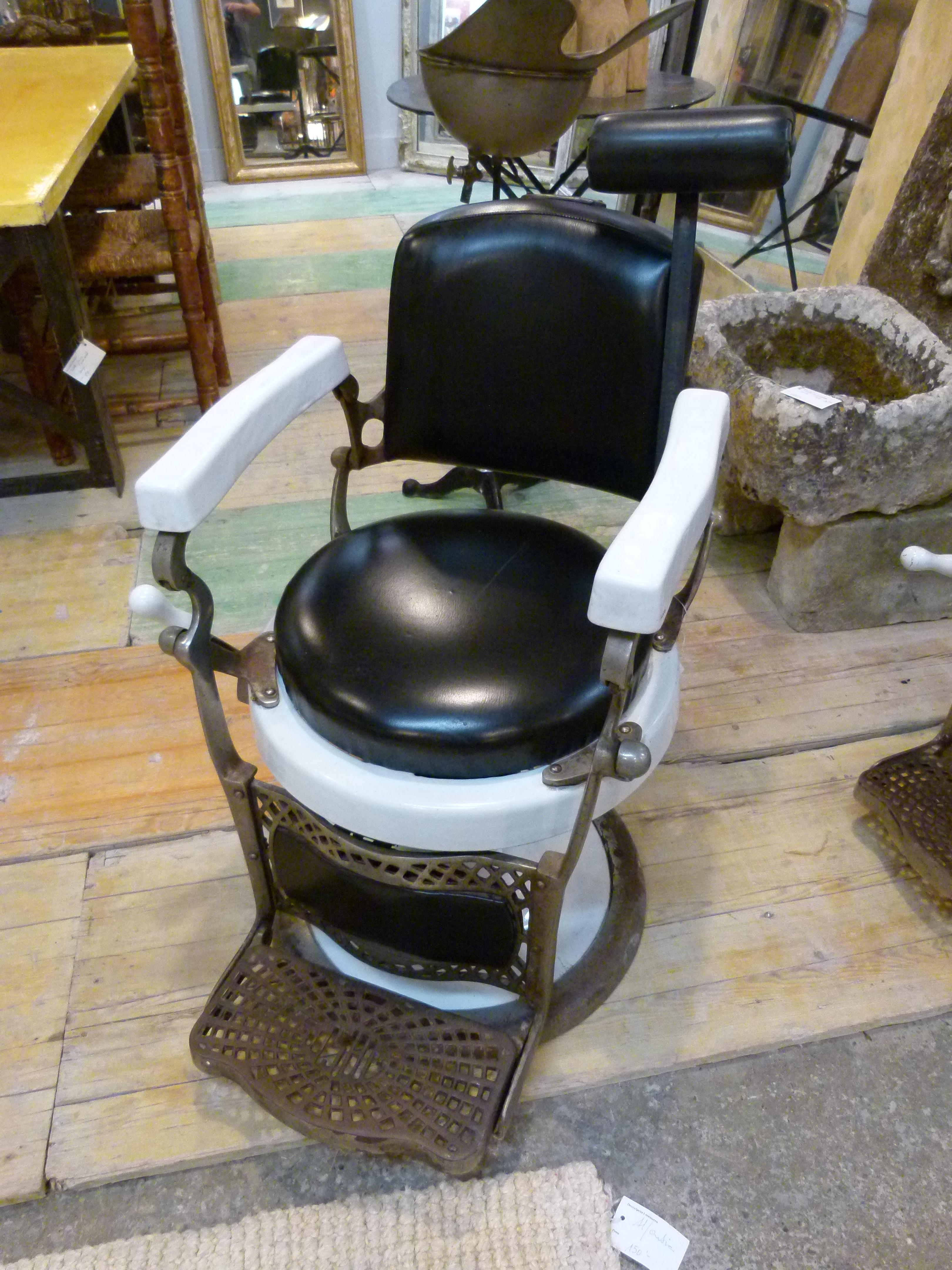 Early 20th century Spanish Barber Armchair. The leather seat is adjustable up to 50 cm (19.6 in) and swivel.
Made of porcelain and cast iron. 
This wonderful Baber Armchair is ideal to bring charm and curiosity to your business.



 
 