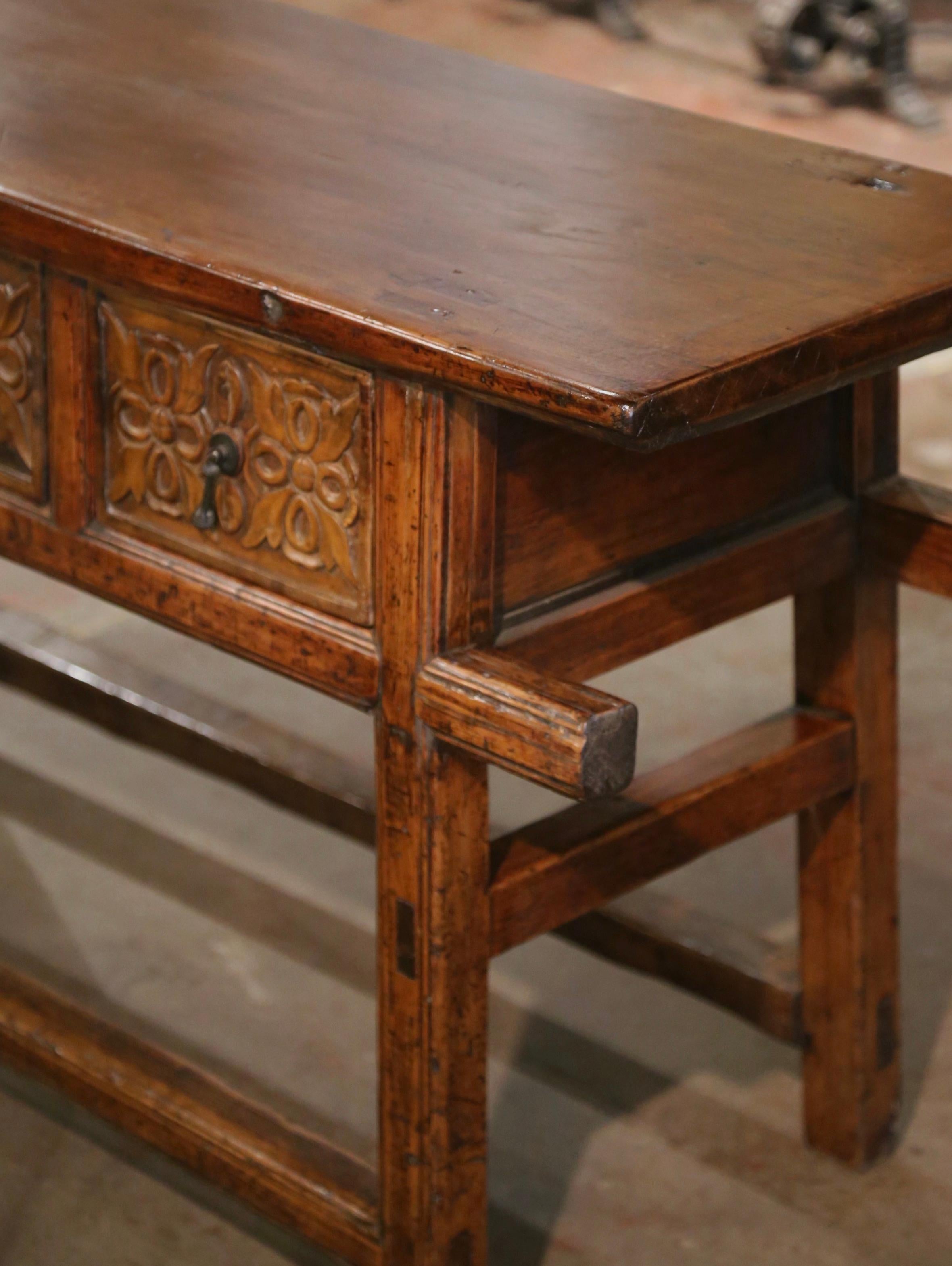 Table console à trois tiroirs en pin et en chêne, début du 20e siècle, de style baroque espagnol en vente 3