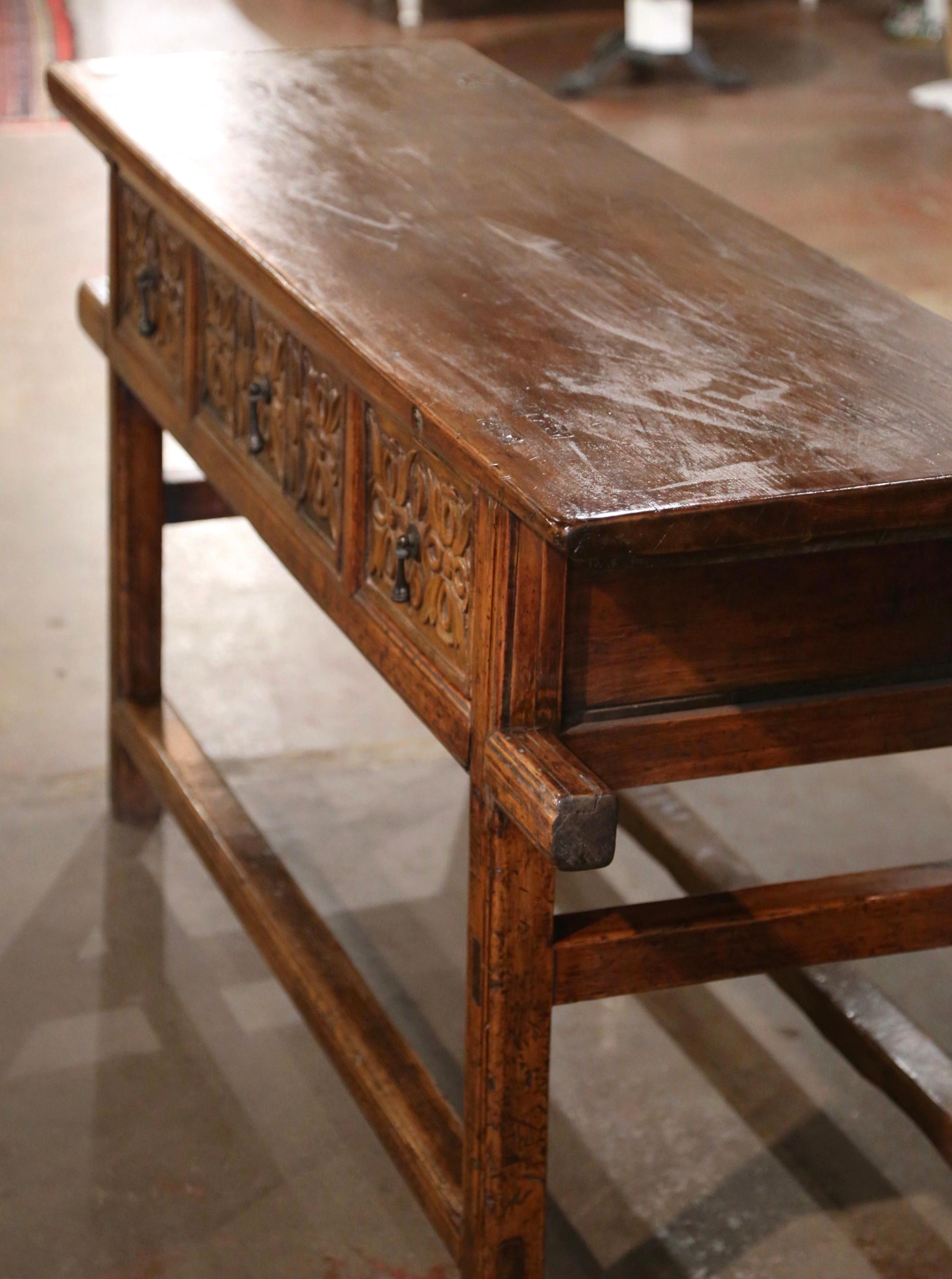Patiné Table console à trois tiroirs en pin et en chêne, début du 20e siècle, de style baroque espagnol en vente