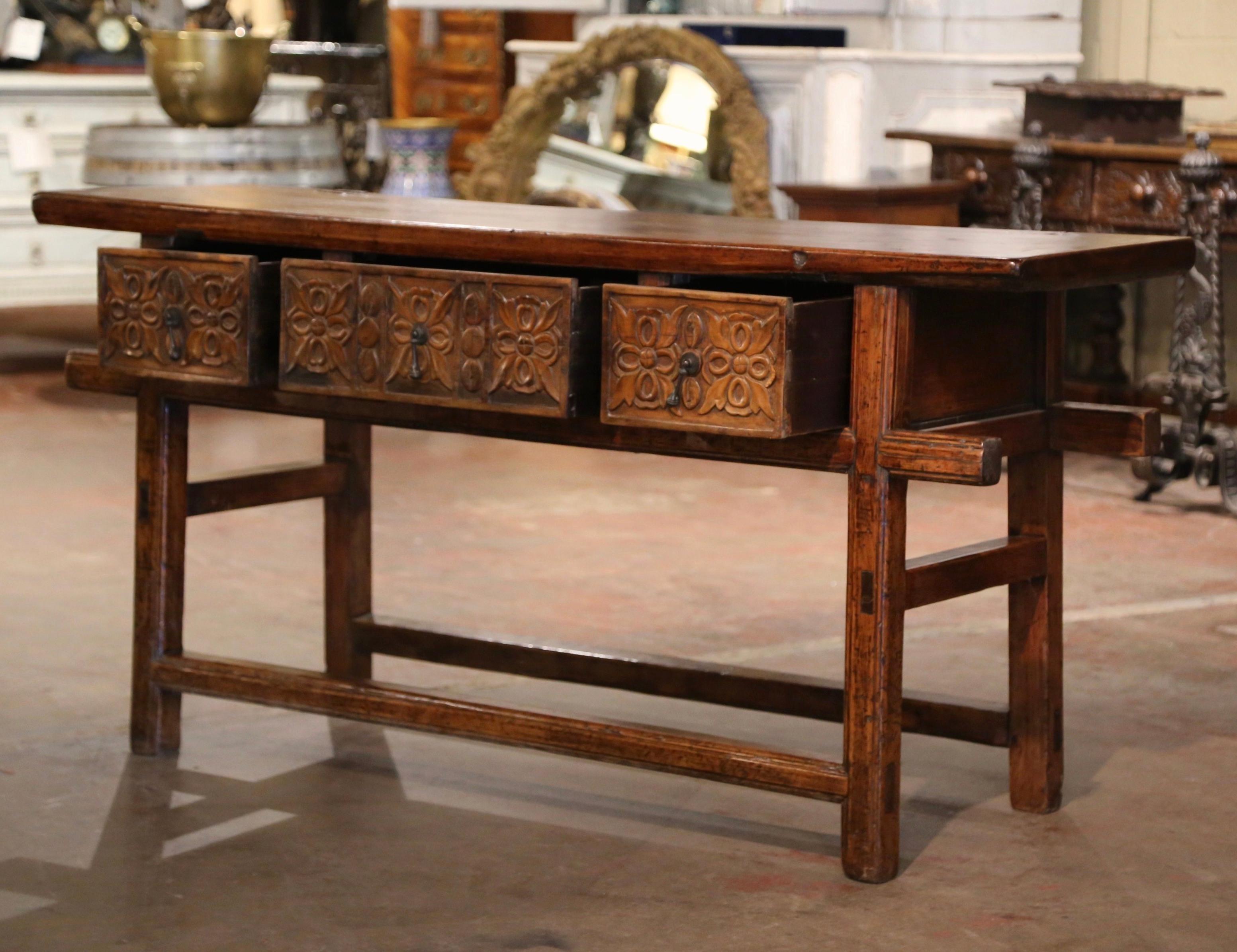 20ième siècle Table console à trois tiroirs en pin et en chêne, début du 20e siècle, de style baroque espagnol en vente