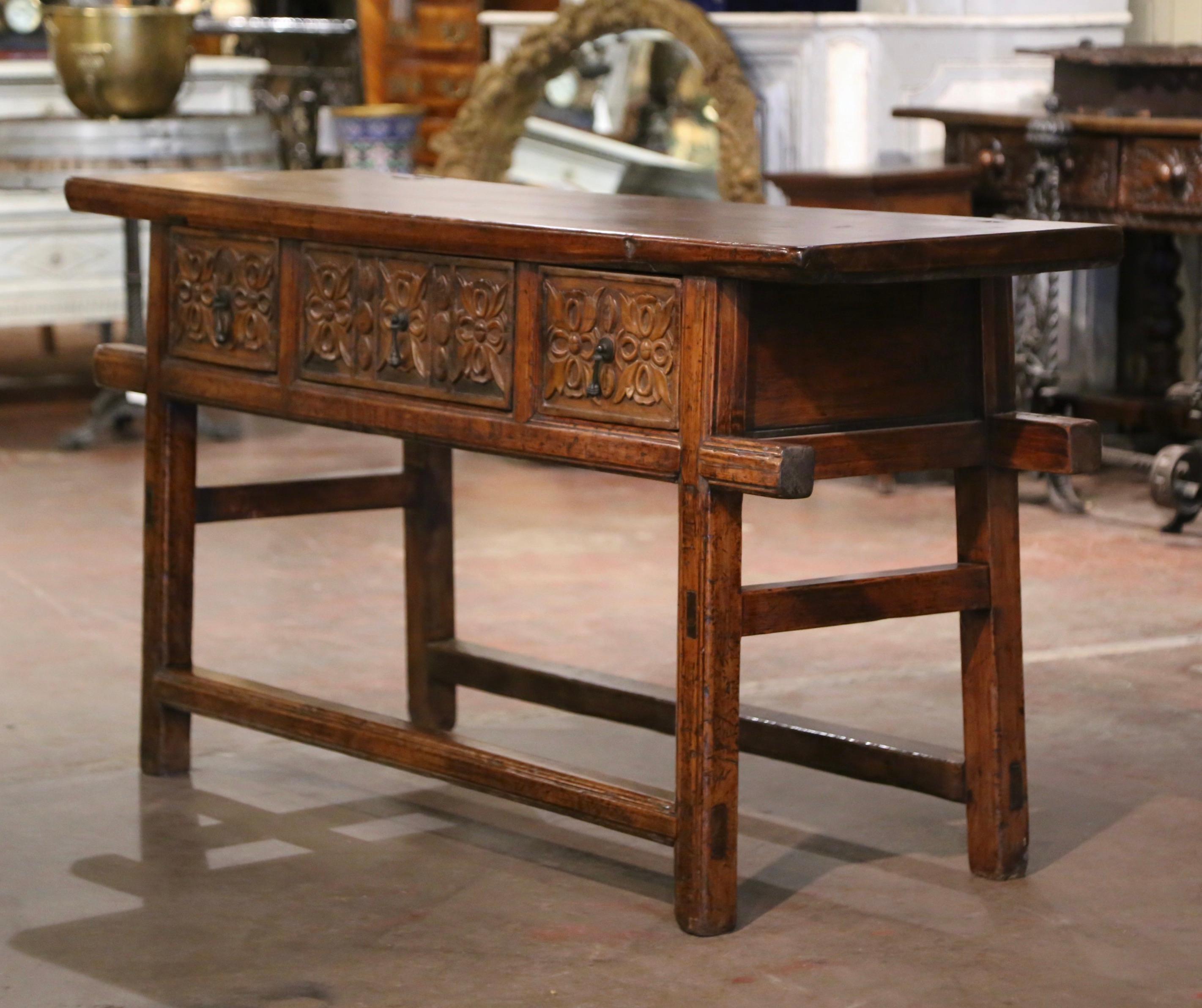 Table console à trois tiroirs en pin et en chêne, début du 20e siècle, de style baroque espagnol en vente 1