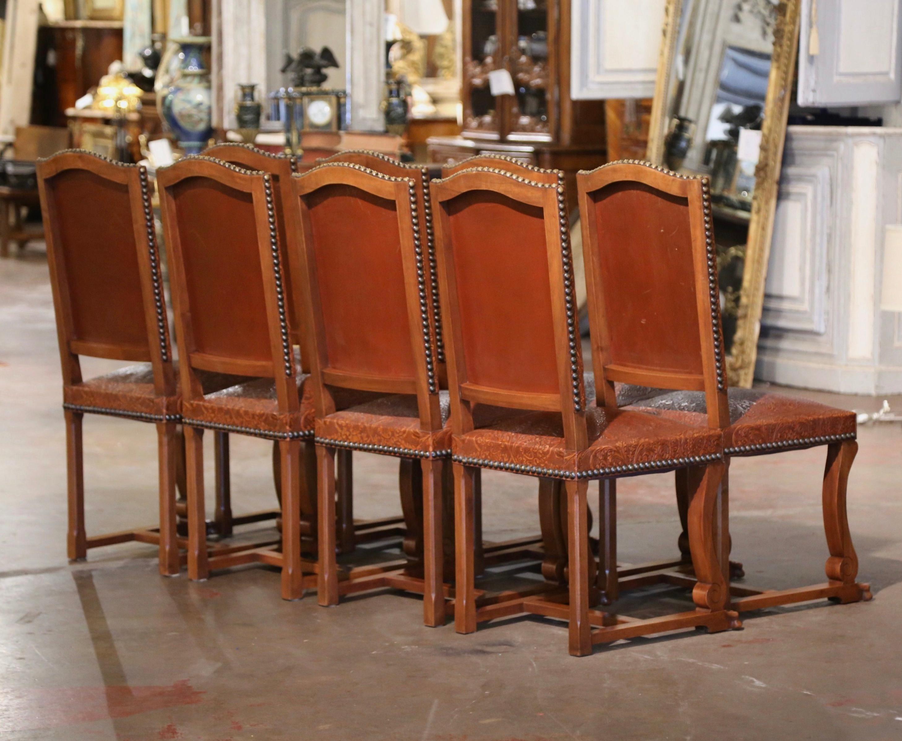 Chaises baroques espagnoles du début du 20e siècle en noyer sculpté et cuir, ensemble de 8 chaises en vente 3