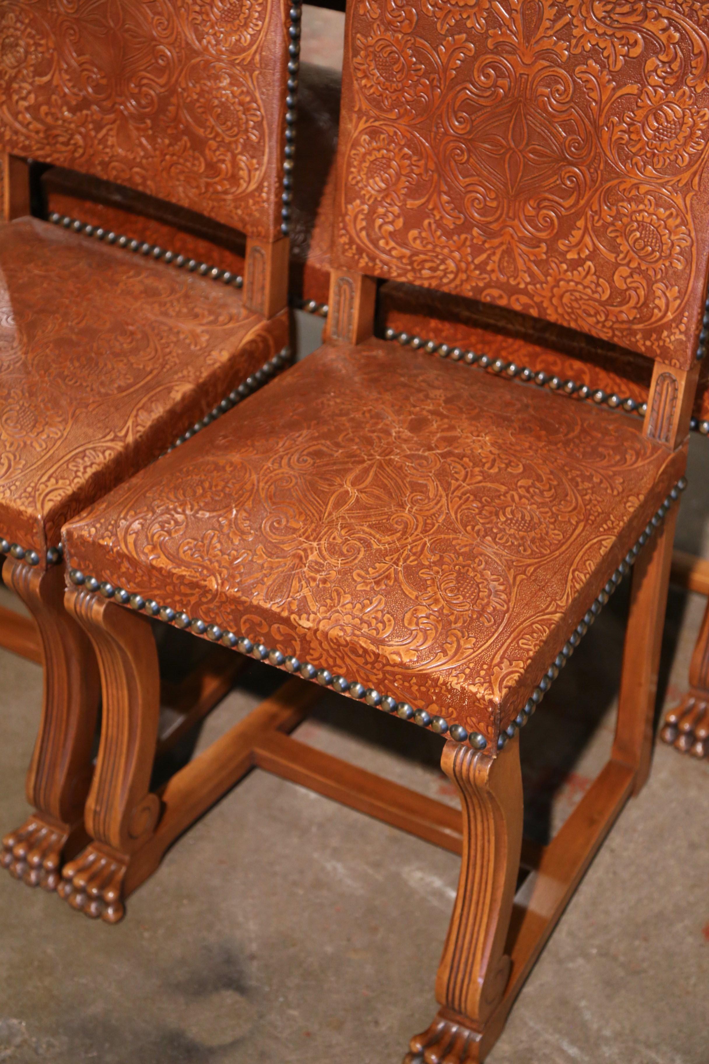 Espagnol Chaises baroques espagnoles du début du 20e siècle en noyer sculpté et cuir, ensemble de 8 chaises en vente