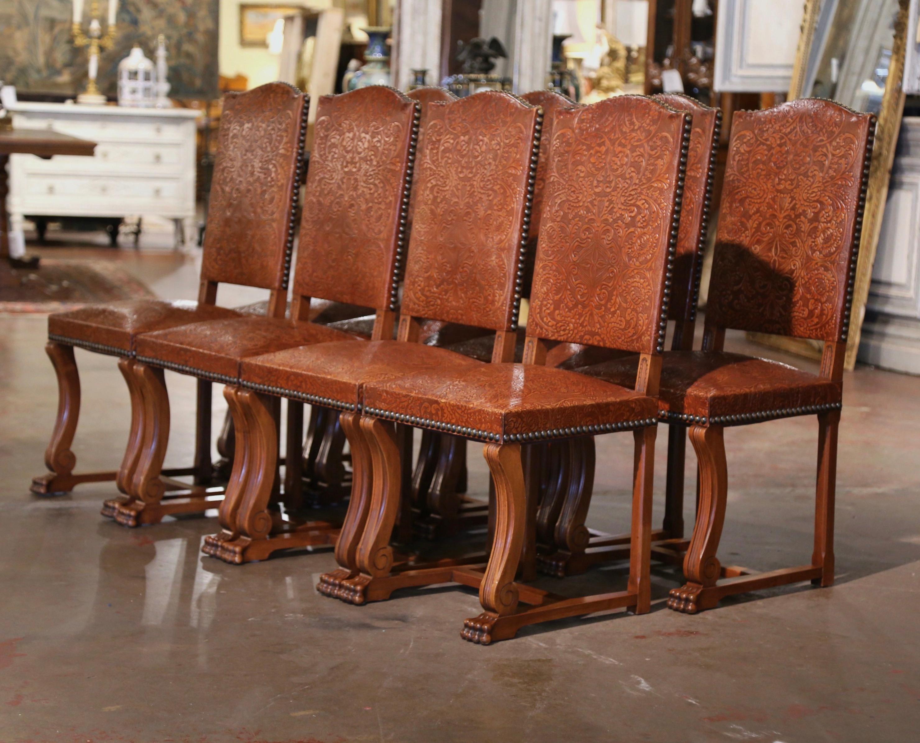 20ième siècle Chaises baroques espagnoles du début du 20e siècle en noyer sculpté et cuir, ensemble de 8 chaises en vente