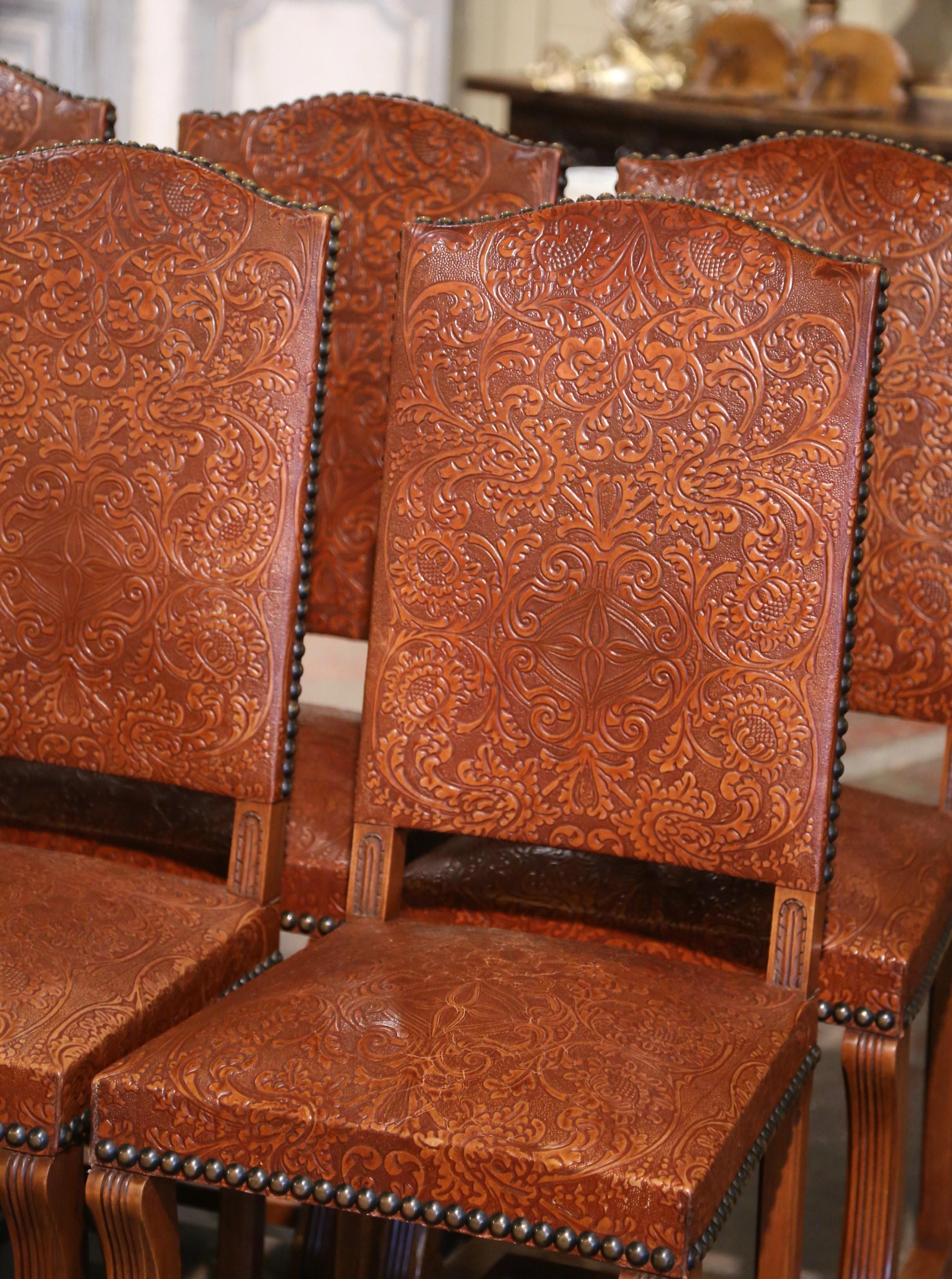 Cuir Chaises baroques espagnoles du début du 20e siècle en noyer sculpté et cuir, ensemble de 8 chaises en vente