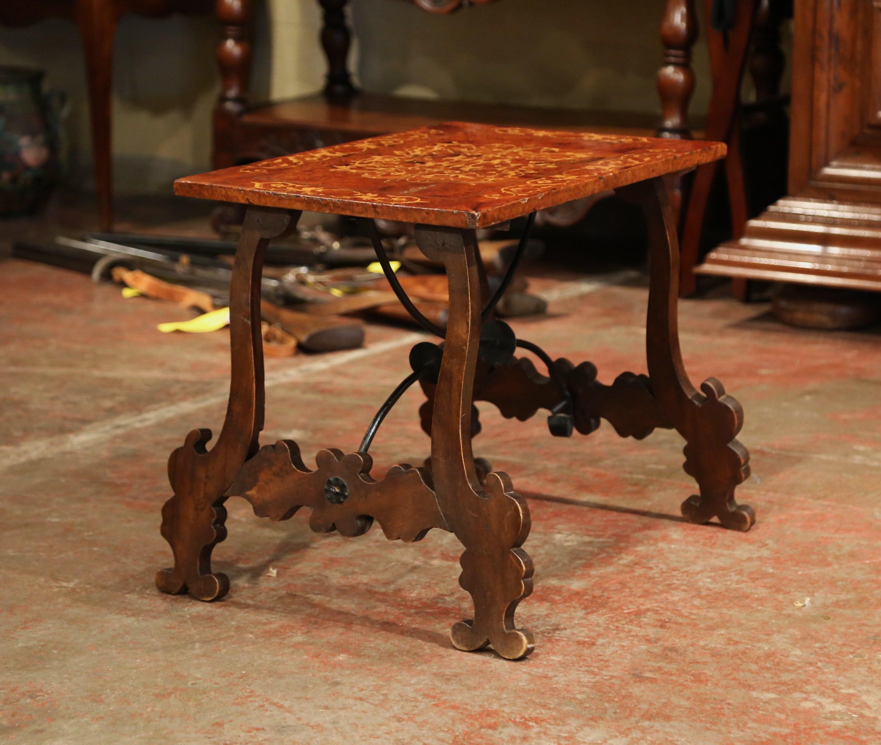 Early 20th Century Spanish Carved Burl Walnut and Marquetry Coffee Table In Excellent Condition In Dallas, TX