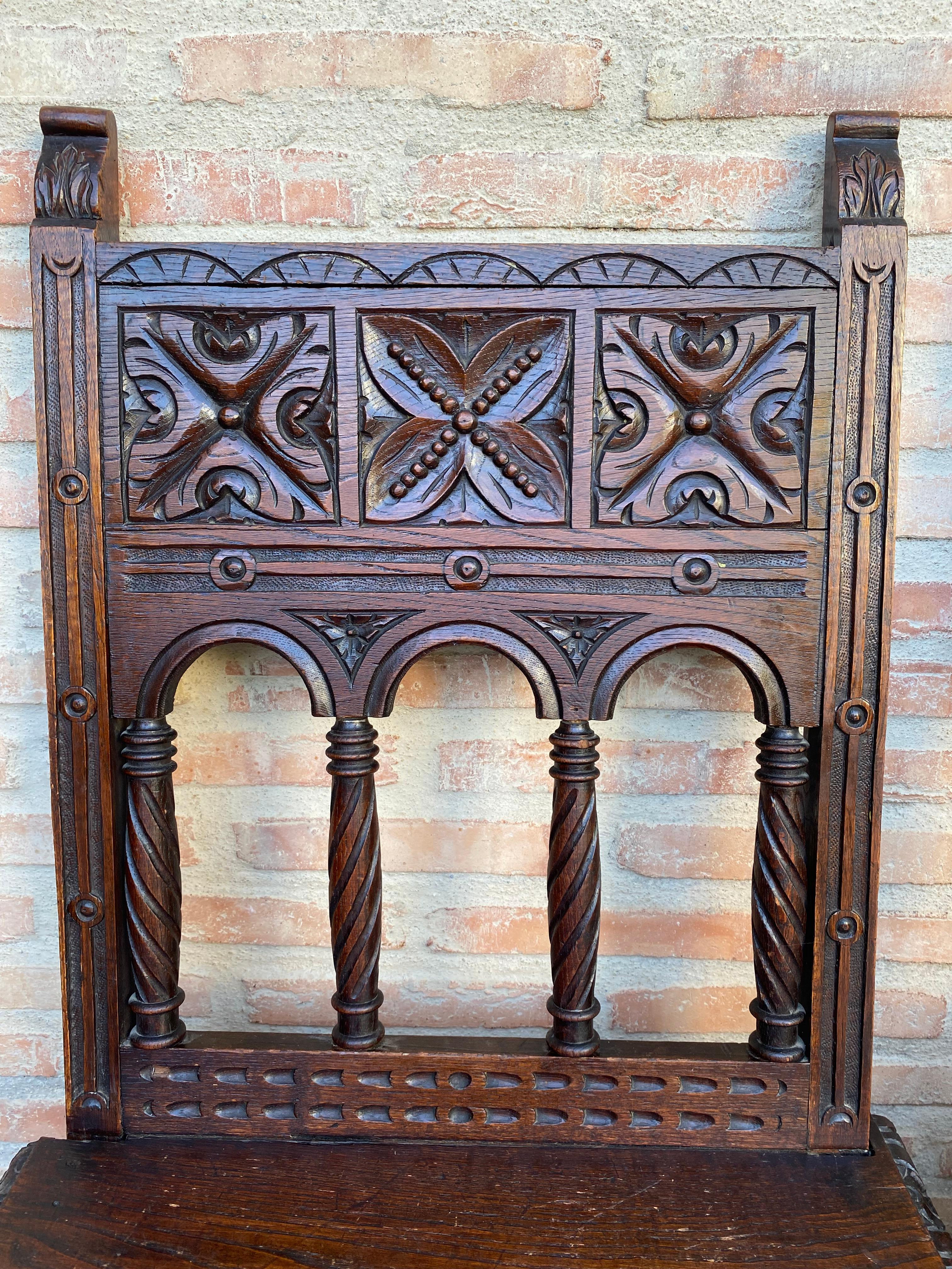 Spanische geschnitzte Stühle des frühen 20. Jahrhunderts mit Holzsitz, 1890er Jahre, 2er-Set, Set im Angebot 4