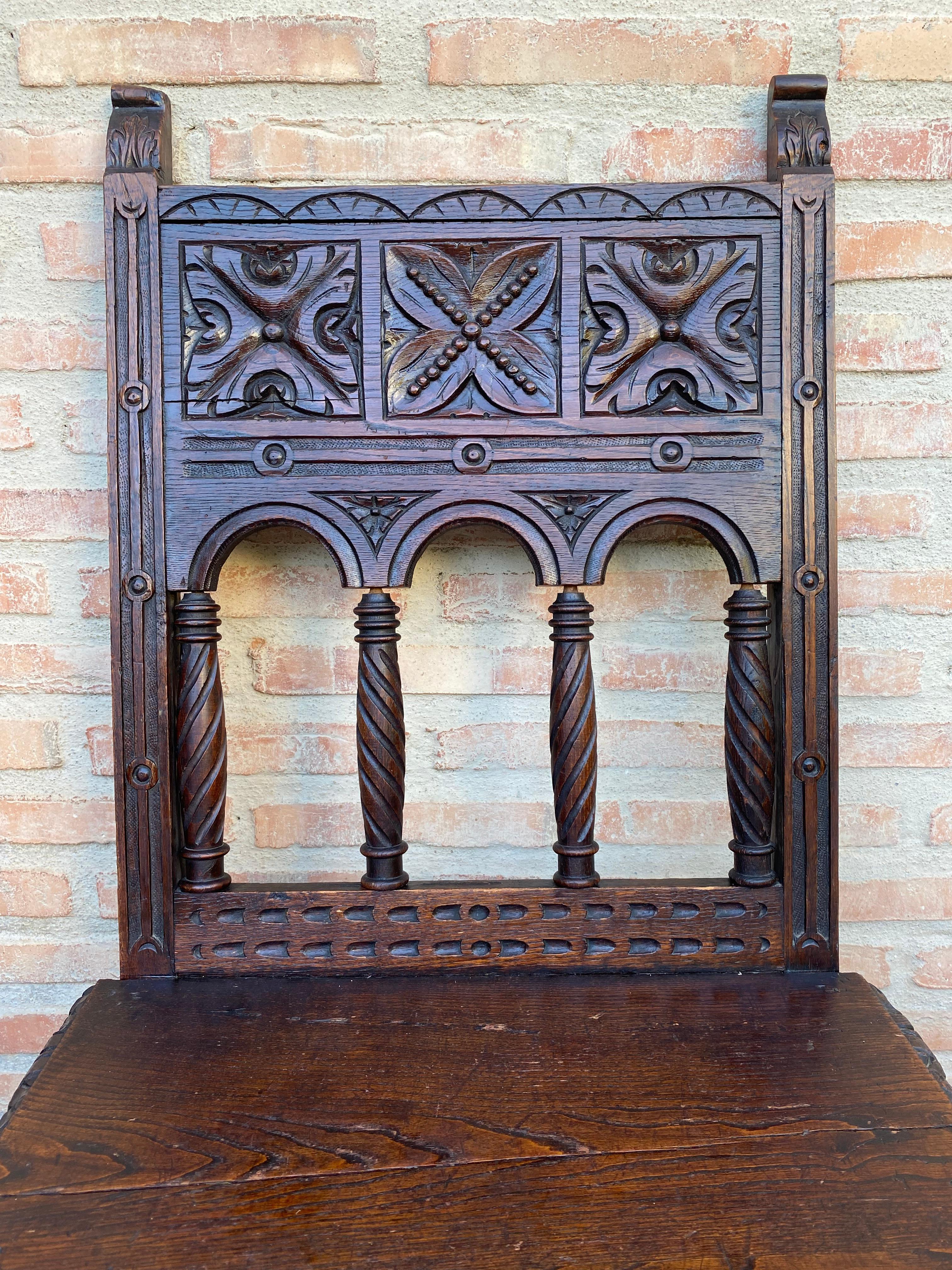 Spanische geschnitzte Stühle des frühen 20. Jahrhunderts mit Holzsitz, 1890er Jahre, 2er-Set, Set im Angebot 5