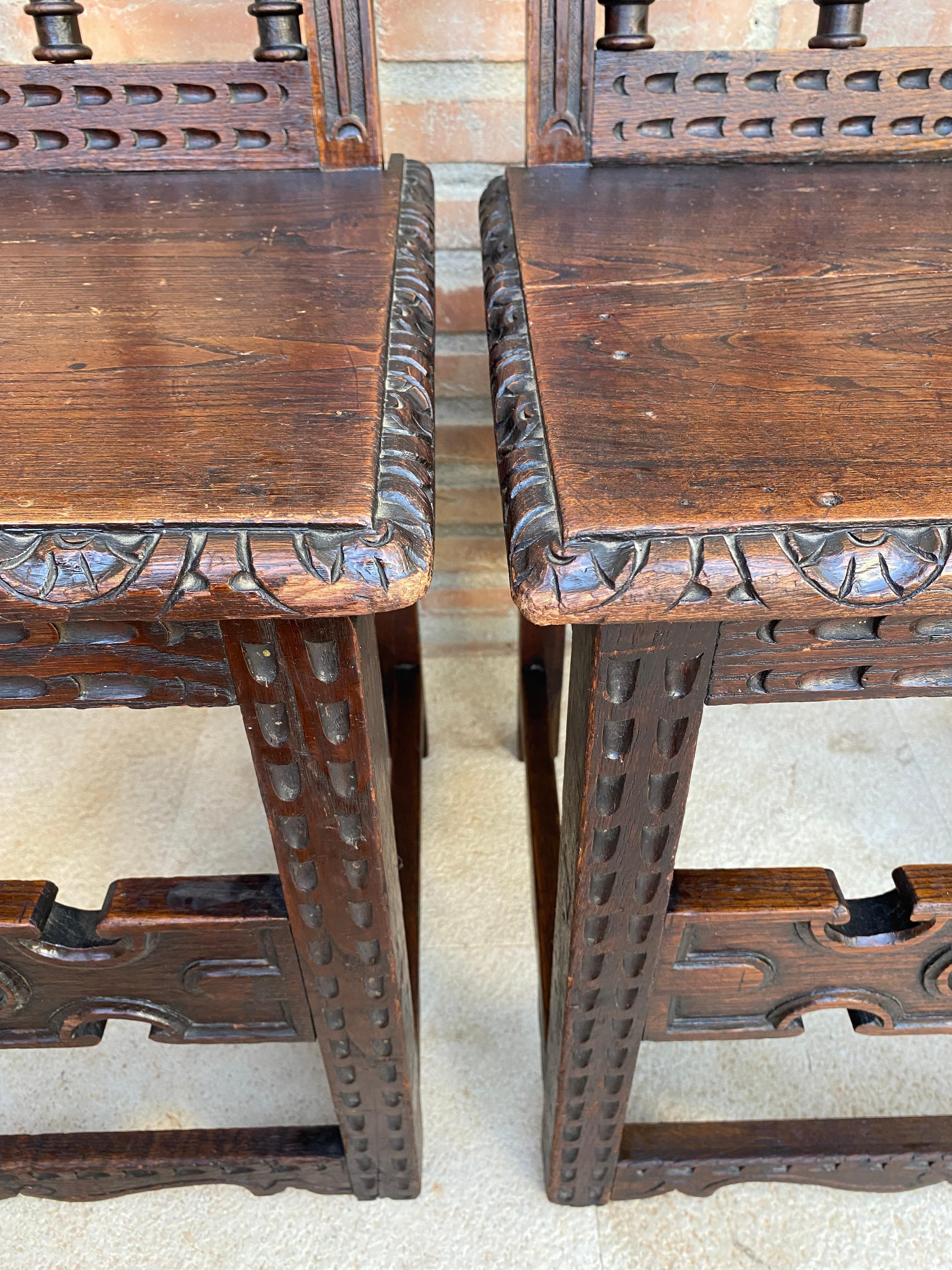 Spanische geschnitzte Stühle des frühen 20. Jahrhunderts mit Holzsitz, 1890er Jahre, 2er-Set, Set im Angebot 7