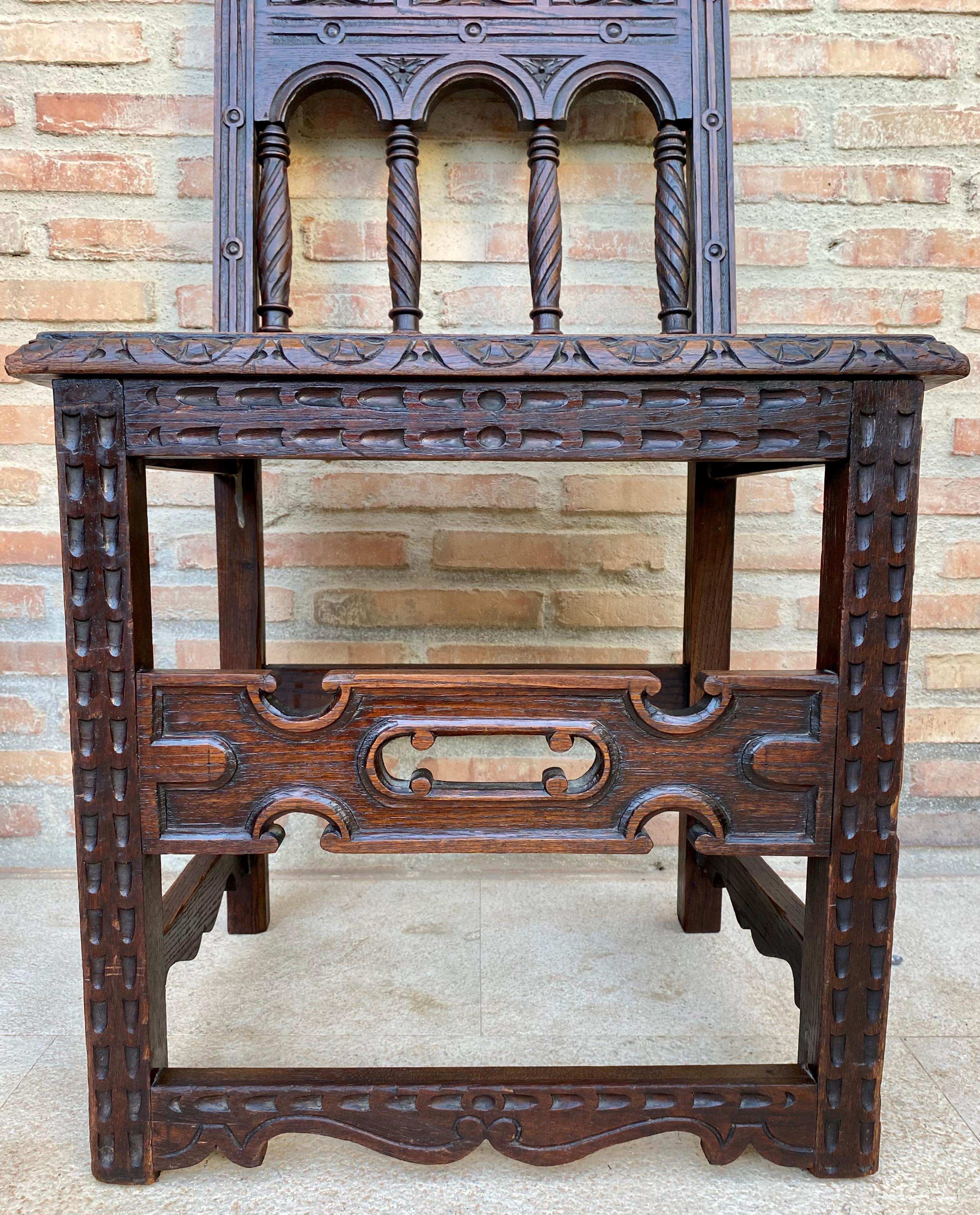 Spanische geschnitzte Stühle des frühen 20. Jahrhunderts mit Holzsitz, 1890er Jahre, 2er-Set, Set im Angebot 9