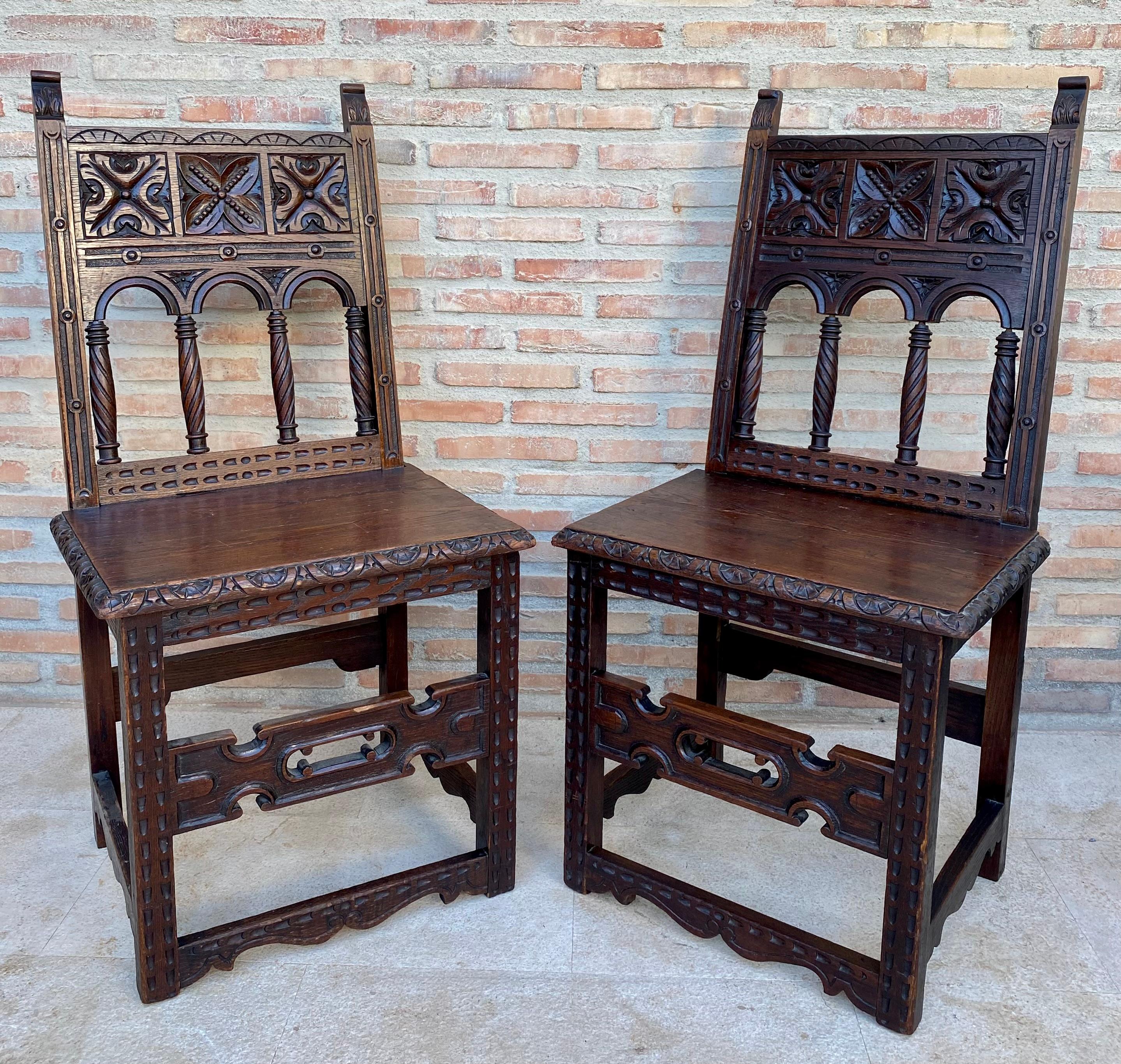 Spanische geschnitzte Stühle des frühen 20. Jahrhunderts mit Holzsitz, 1890er Jahre, 2er-Set, Set im Zustand „Gut“ im Angebot in Miami, FL