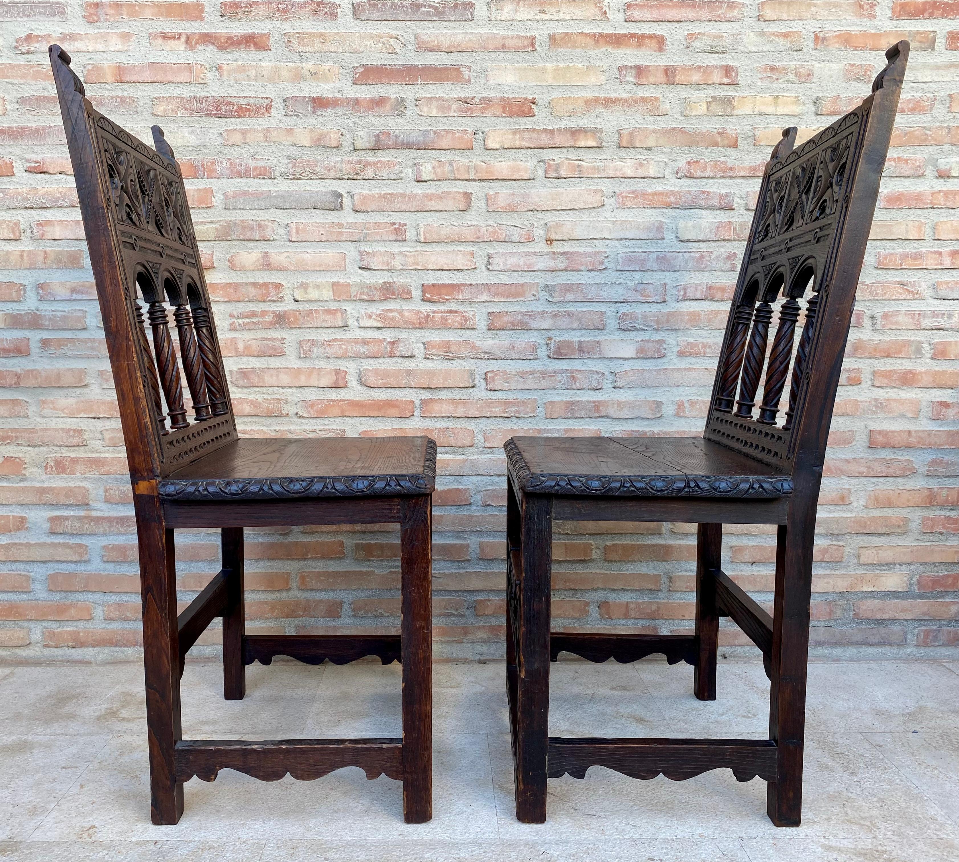 Spanische geschnitzte Stühle des frühen 20. Jahrhunderts mit Holzsitz, 1890er Jahre, 2er-Set, Set (Spätes 19. Jahrhundert) im Angebot