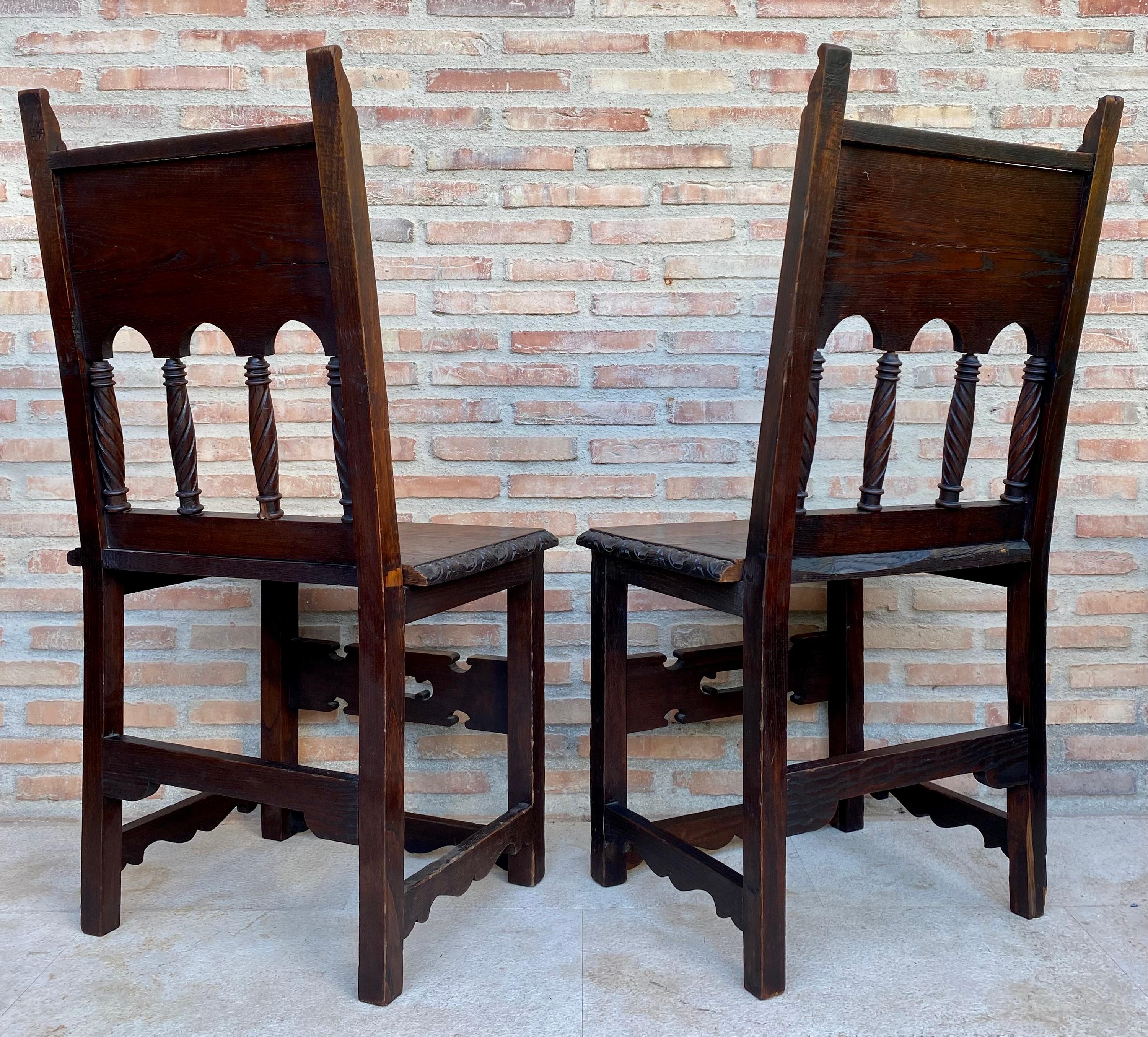 Spanische geschnitzte Stühle des frühen 20. Jahrhunderts mit Holzsitz, 1890er Jahre, 2er-Set, Set (Walnuss) im Angebot